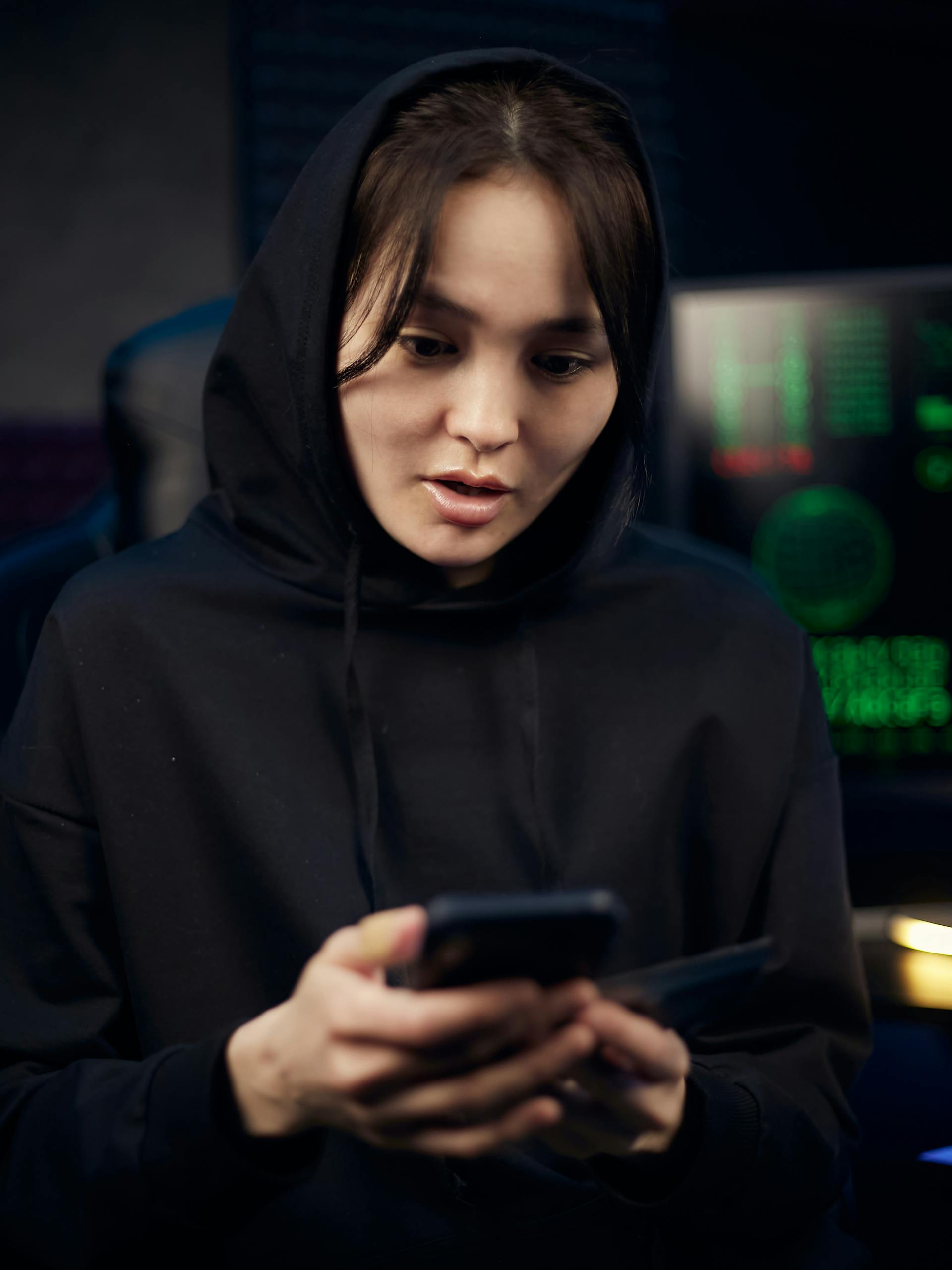 Eine Frau, die geschockt auf ihr Telefon starrt | Quelle: Pexels