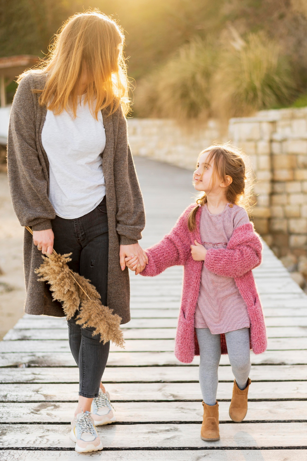 Eine Frau geht mit ihrer Tochter spazieren | Quelle: Freepik