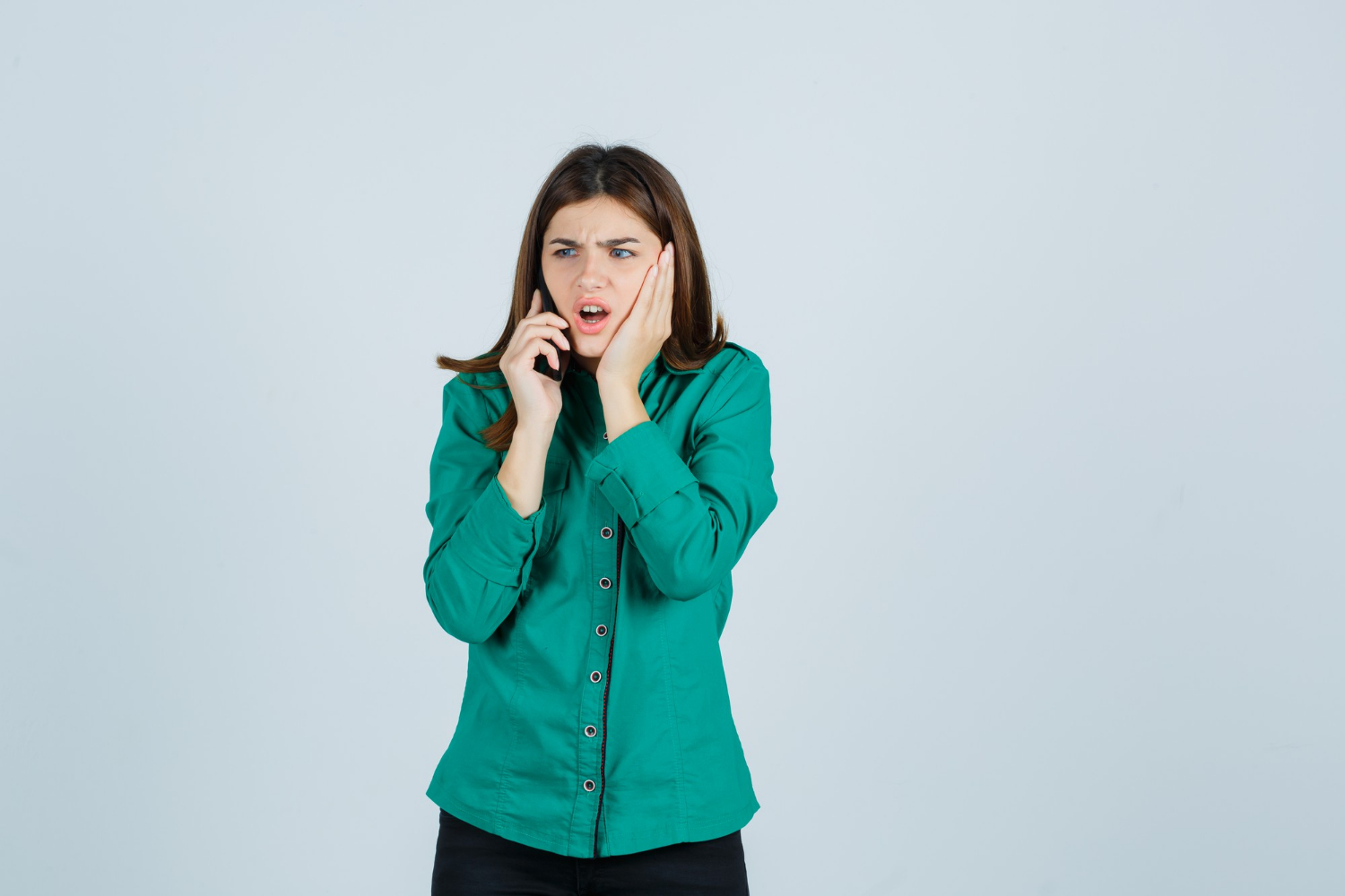Eine genervte Frau beim Telefonieren | Quelle: Freepik