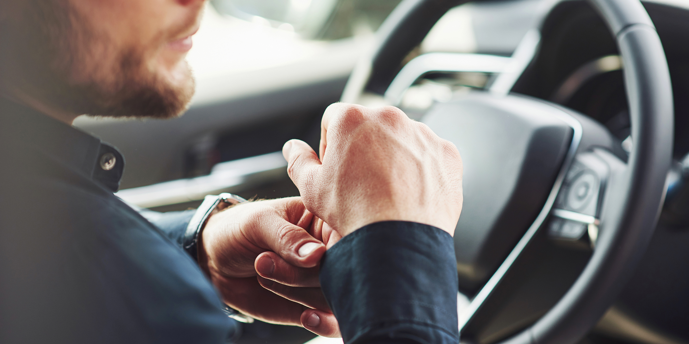 Ein Mann sitzt in seinem Auto | Quelle: Shutterstock