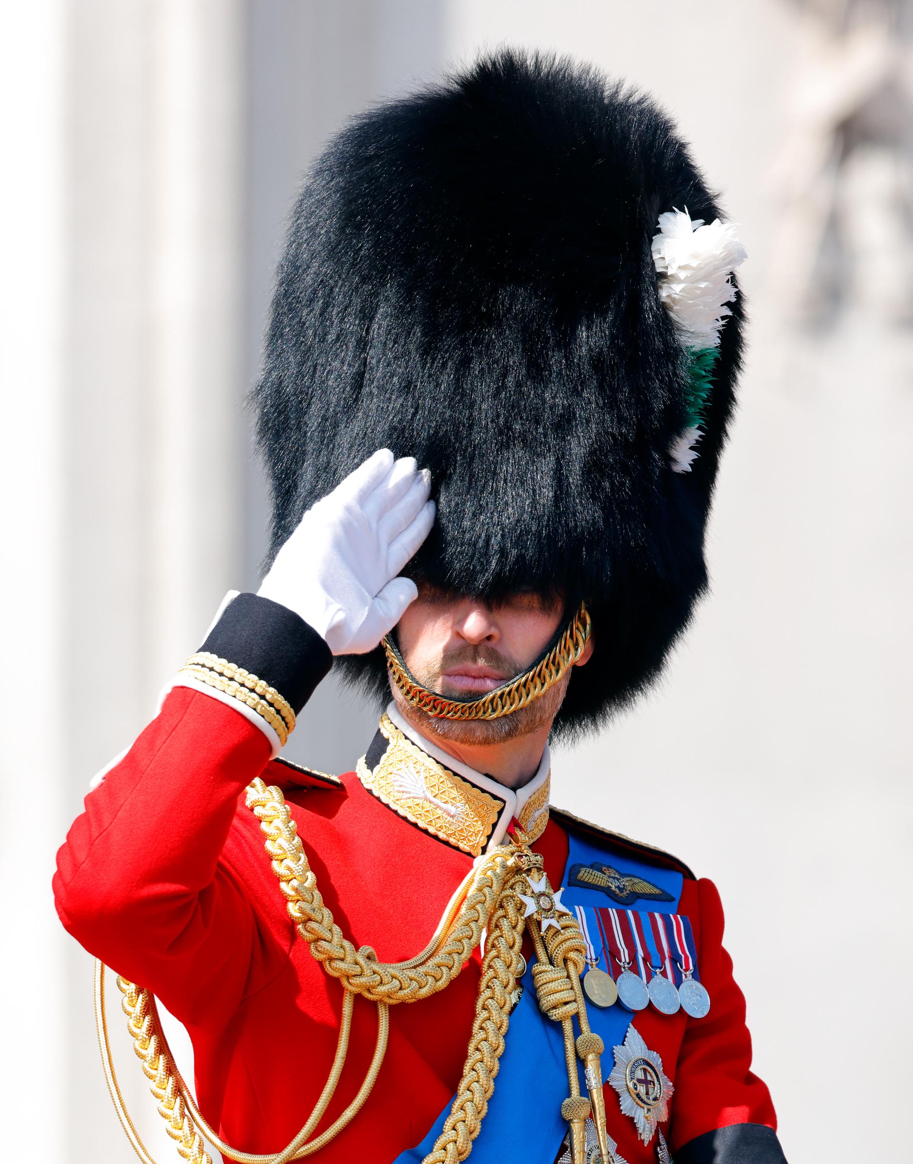 Prinz William salutiert, als er am 14. Juni 2025 auf einem Pferd den Buckingham Palast verlässt | Quelle: Getty Images
