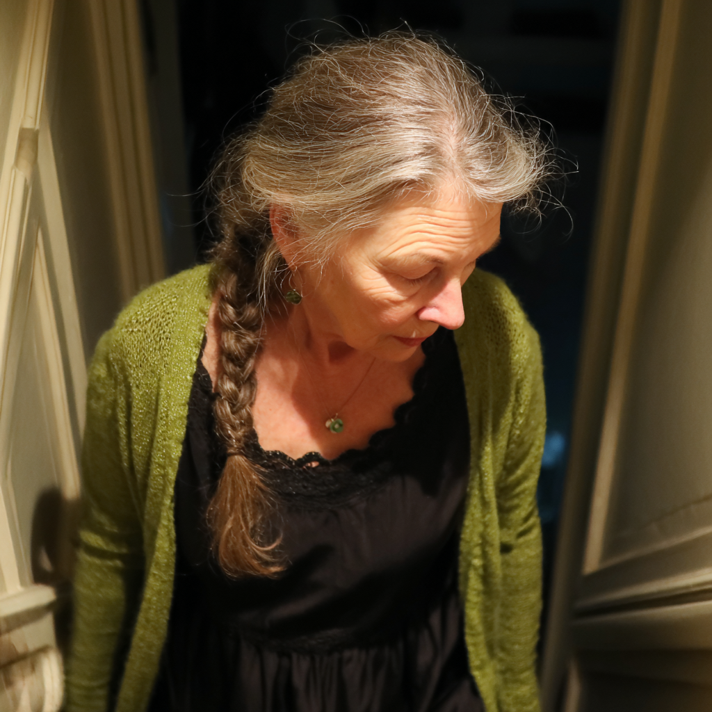 Eine Frau, die eine Treppe hinaufgeht | Quelle: Midjourney