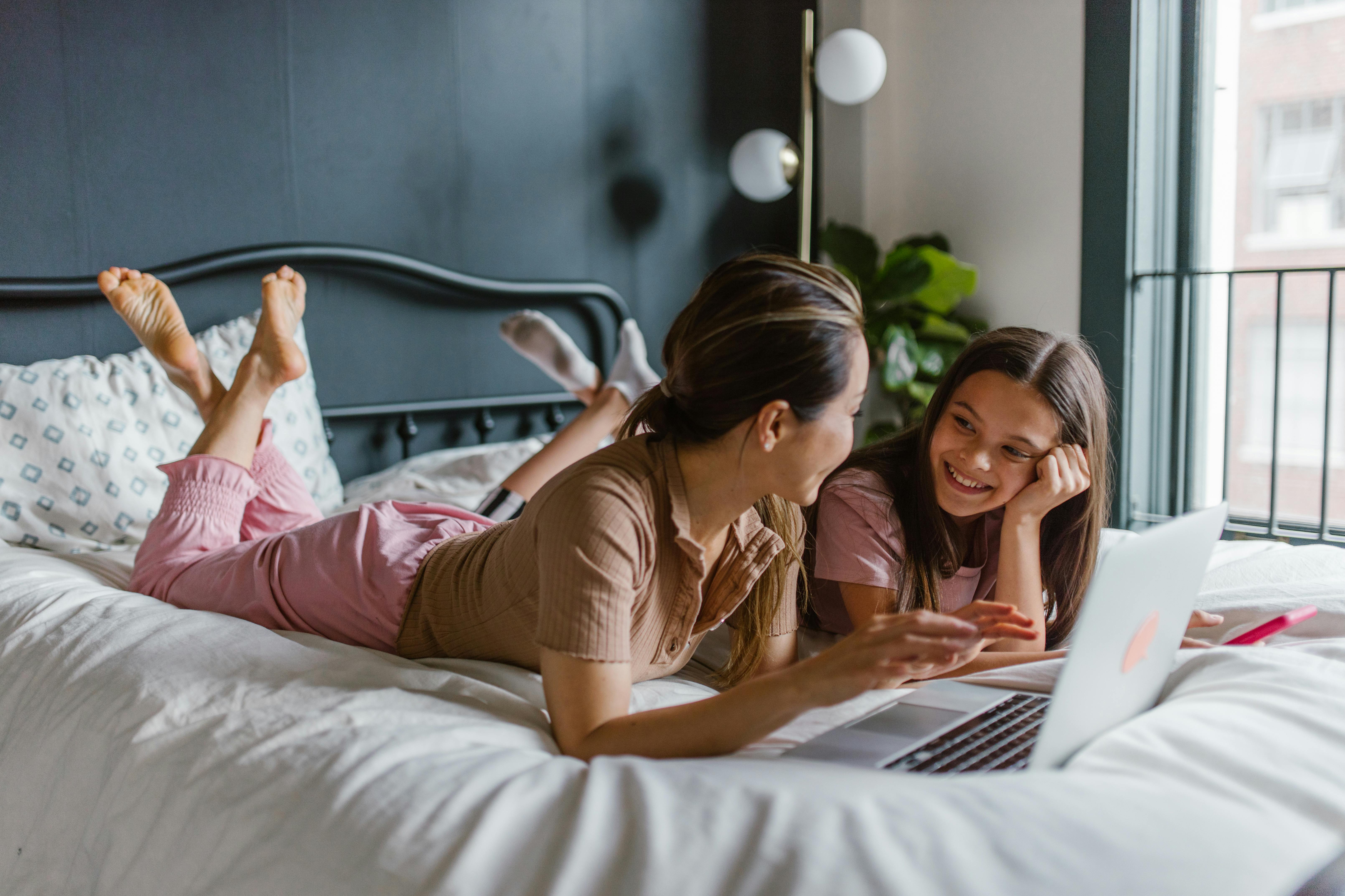 Mutter und Tochter verbringen zusammen Zeit | Quelle: Pexels