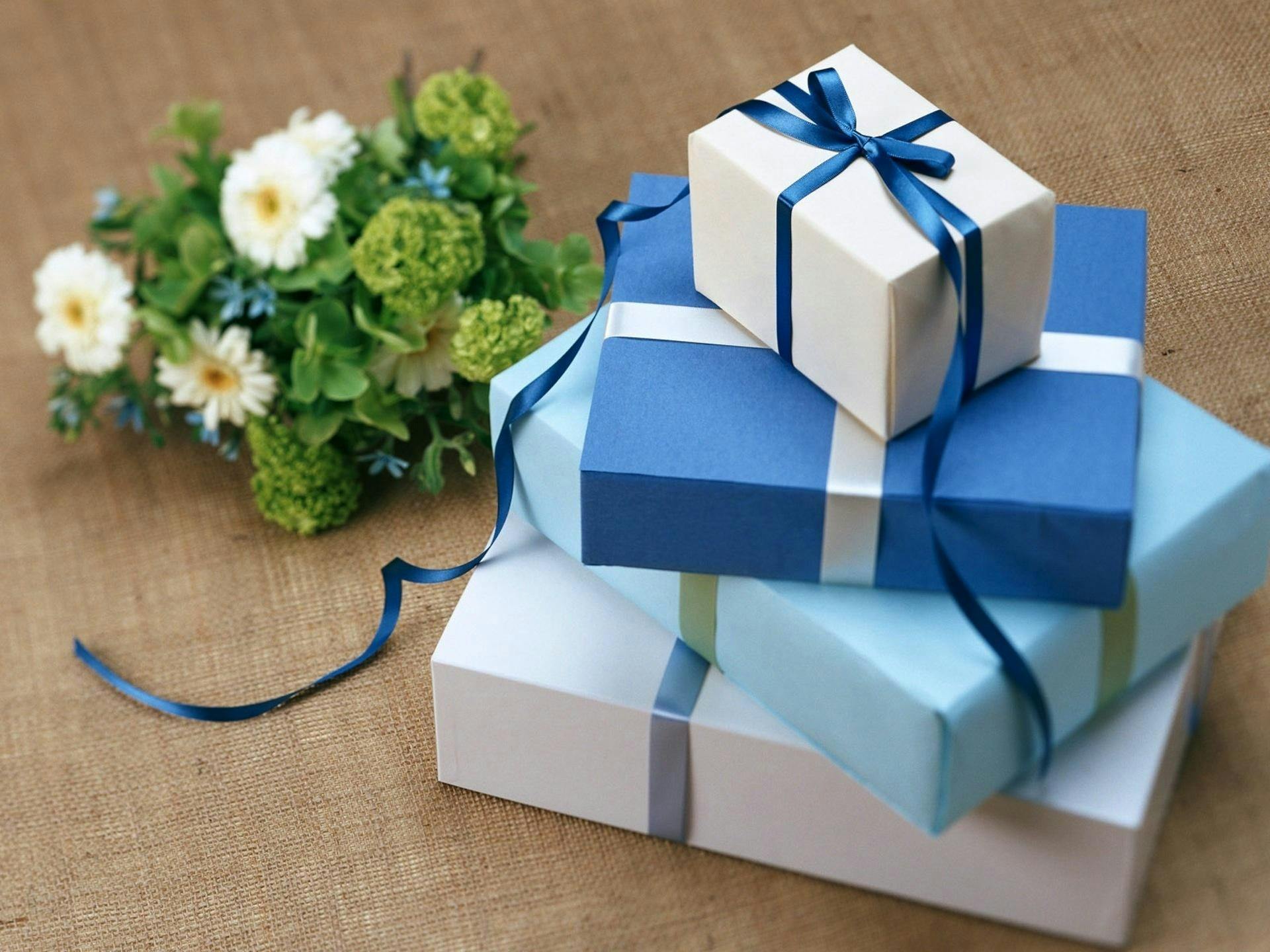 Geschenke auf einem Tisch | Quelle: Pexels