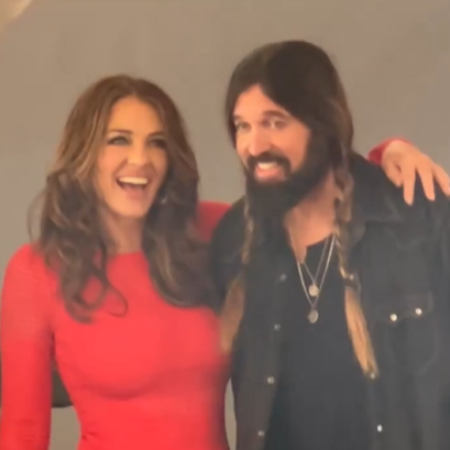Elizabeth Hurley und Billy Ray Cyrus lachen gemeinsam während eines Fotoshootings, das im November 2022 veröffentlicht wurde | Quelle: Instagram/elizabethhurley1