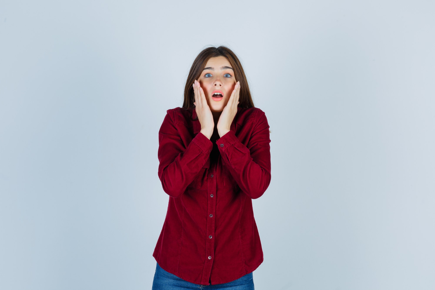Eine erschütterte Frau | Quelle: Freepik