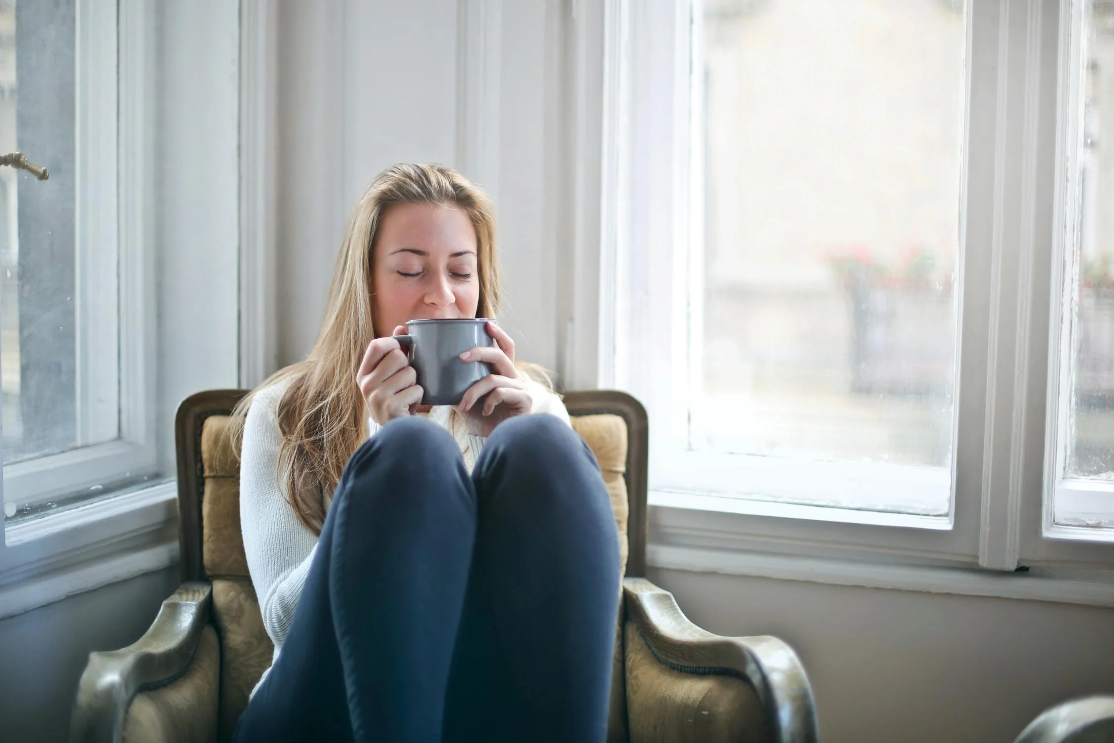Eine zufriedene Frau trinkt ihren Kaffee | Quelle: Pexels