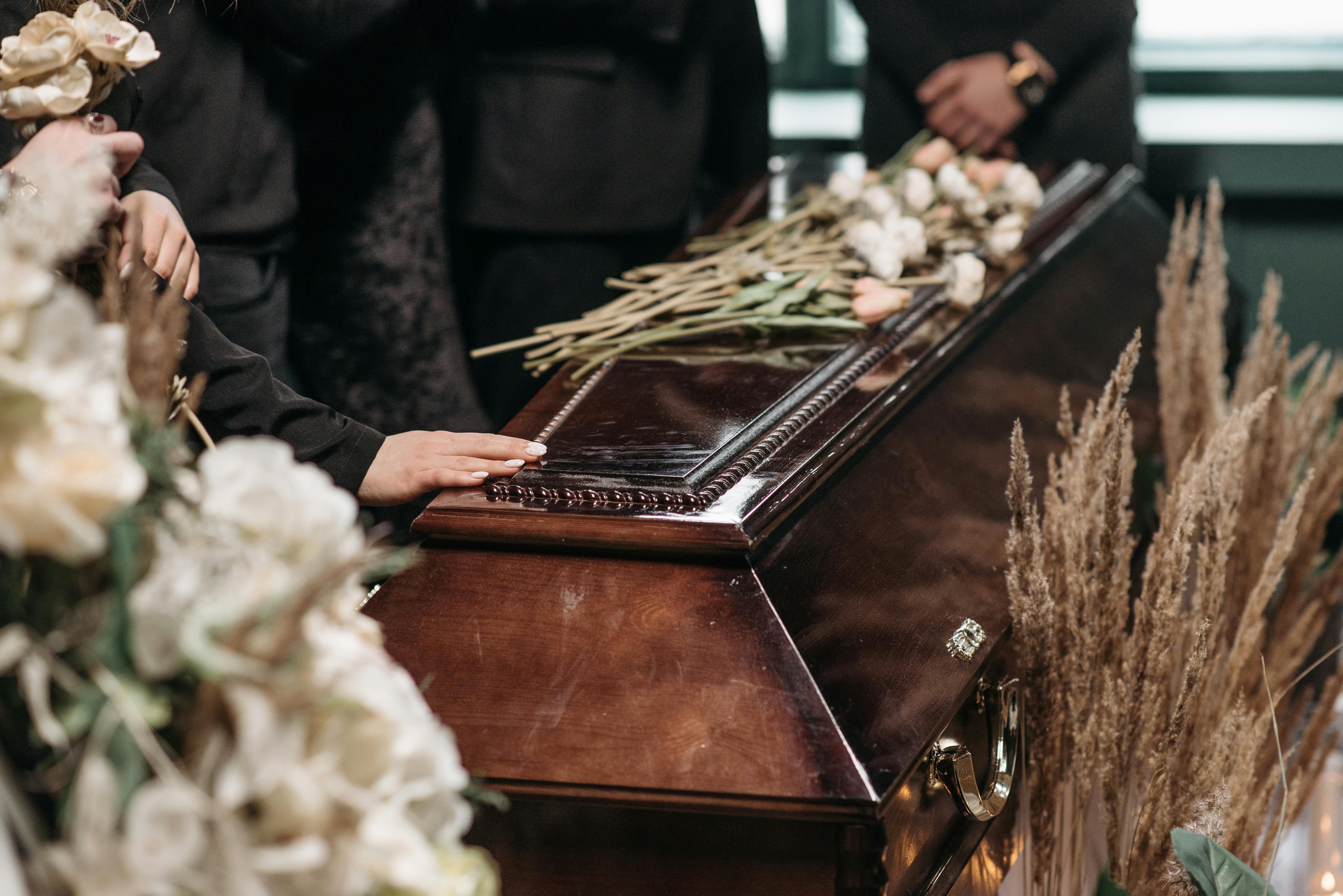 Menschen bei einer Beerdigung | Quelle: Pexels