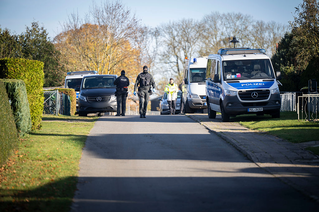 Die Einsatzkräfte bei der Durchsuchung der verdächtigen Objekte | Quelle: Getty Images