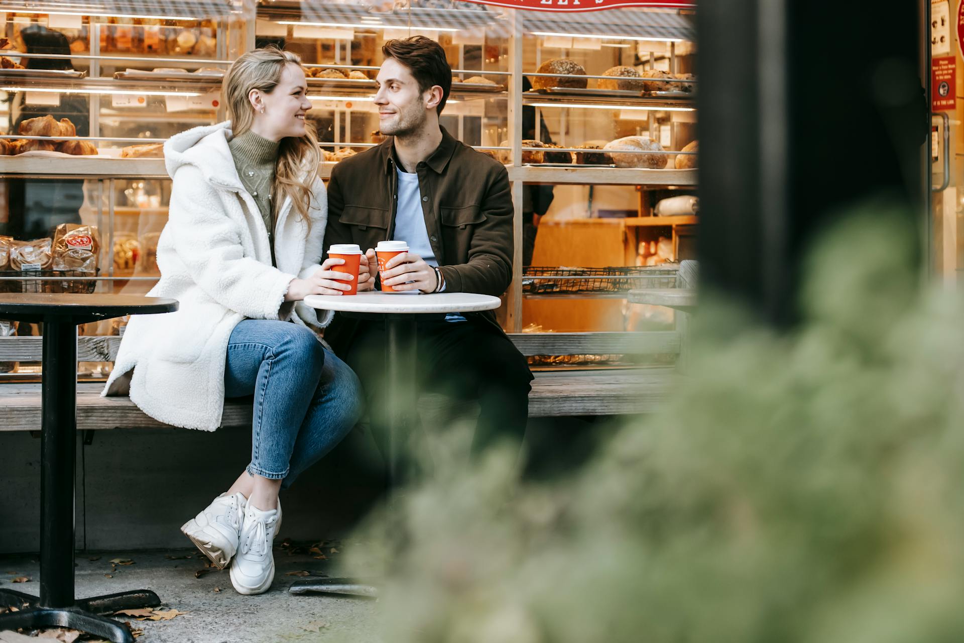 Ein Paar in einem Café | Quelle: Pexels