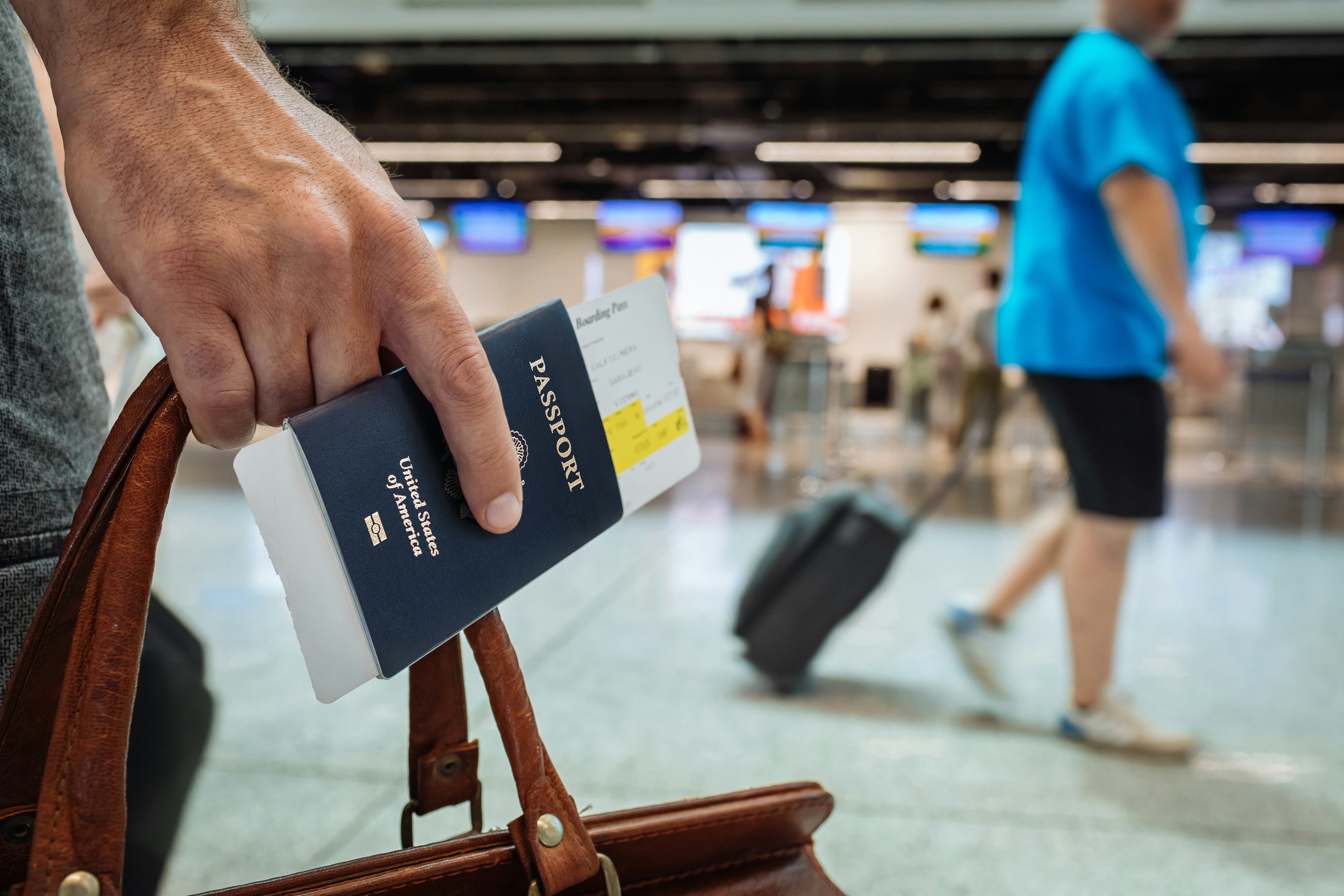Eine Person mit einem Reisepass an einem Flughafen | Quelle: Unsplash
