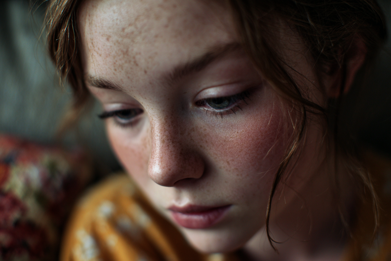 Ein Mädchen, das nach unten schaut | Quelle: Midjourney