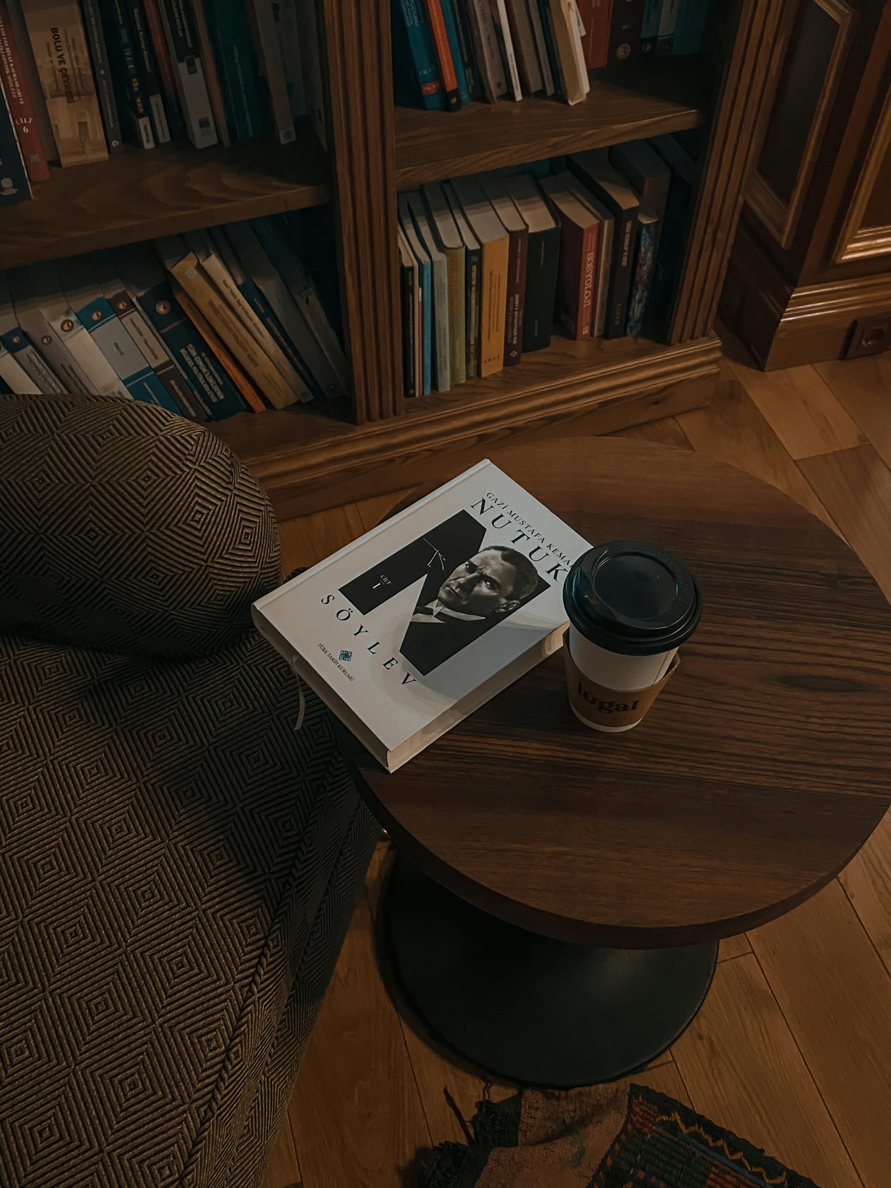 Eine Kaffeetasse und ein Buch auf einem Tisch | Quelle: Pexels
