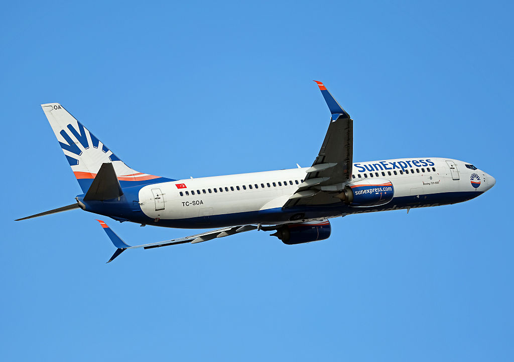 Eine Boeing 737-8HC der SunExpress hebt am 28. Dezember 2025 vom Flughafen Barcelona-El Prat in Barcelona, Spanien, ab. | Quelle: Getty Images