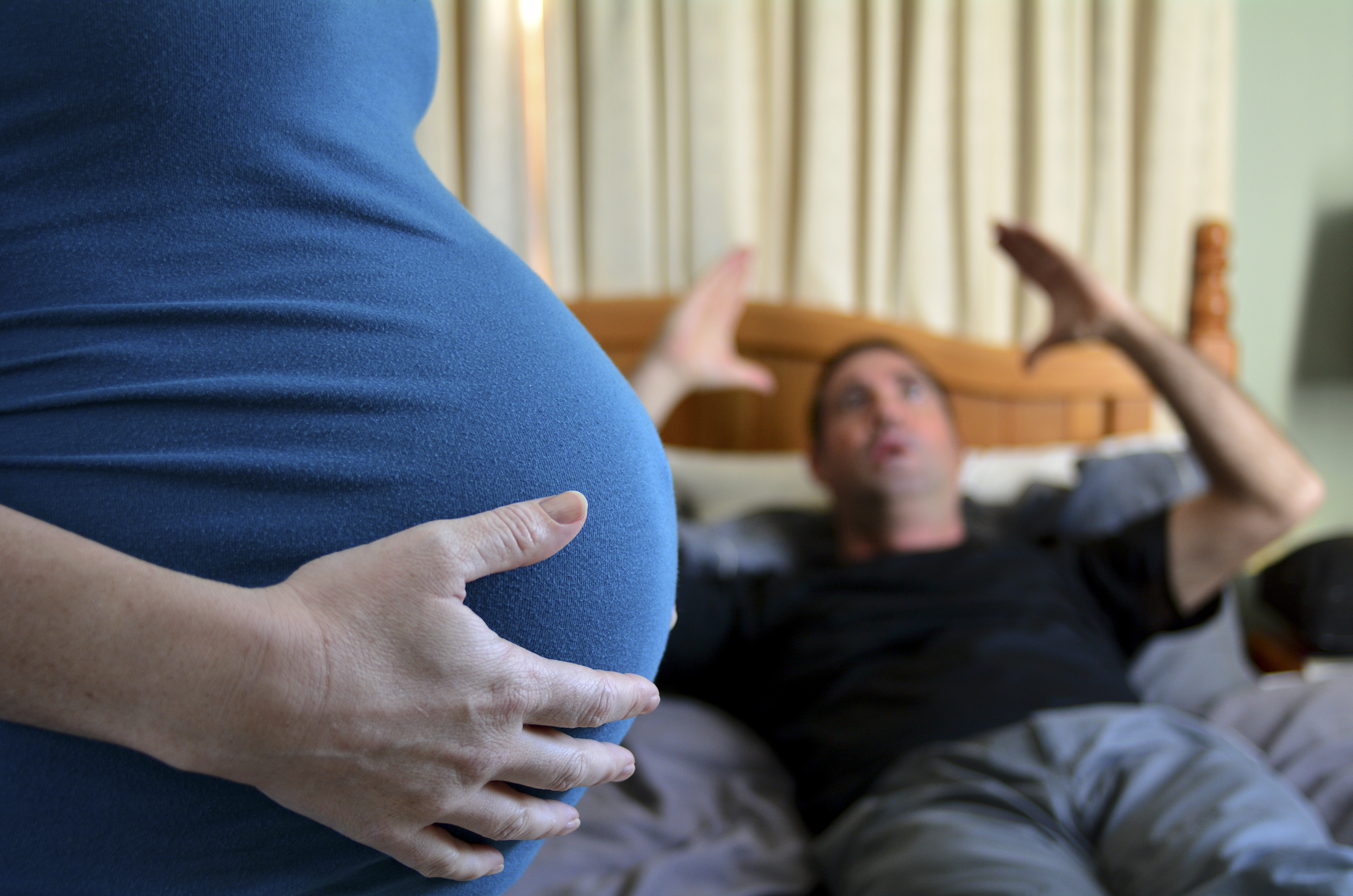 Schwangere Frau während einer Konfrontation mit einem Mann | Quelle: Shutterstock