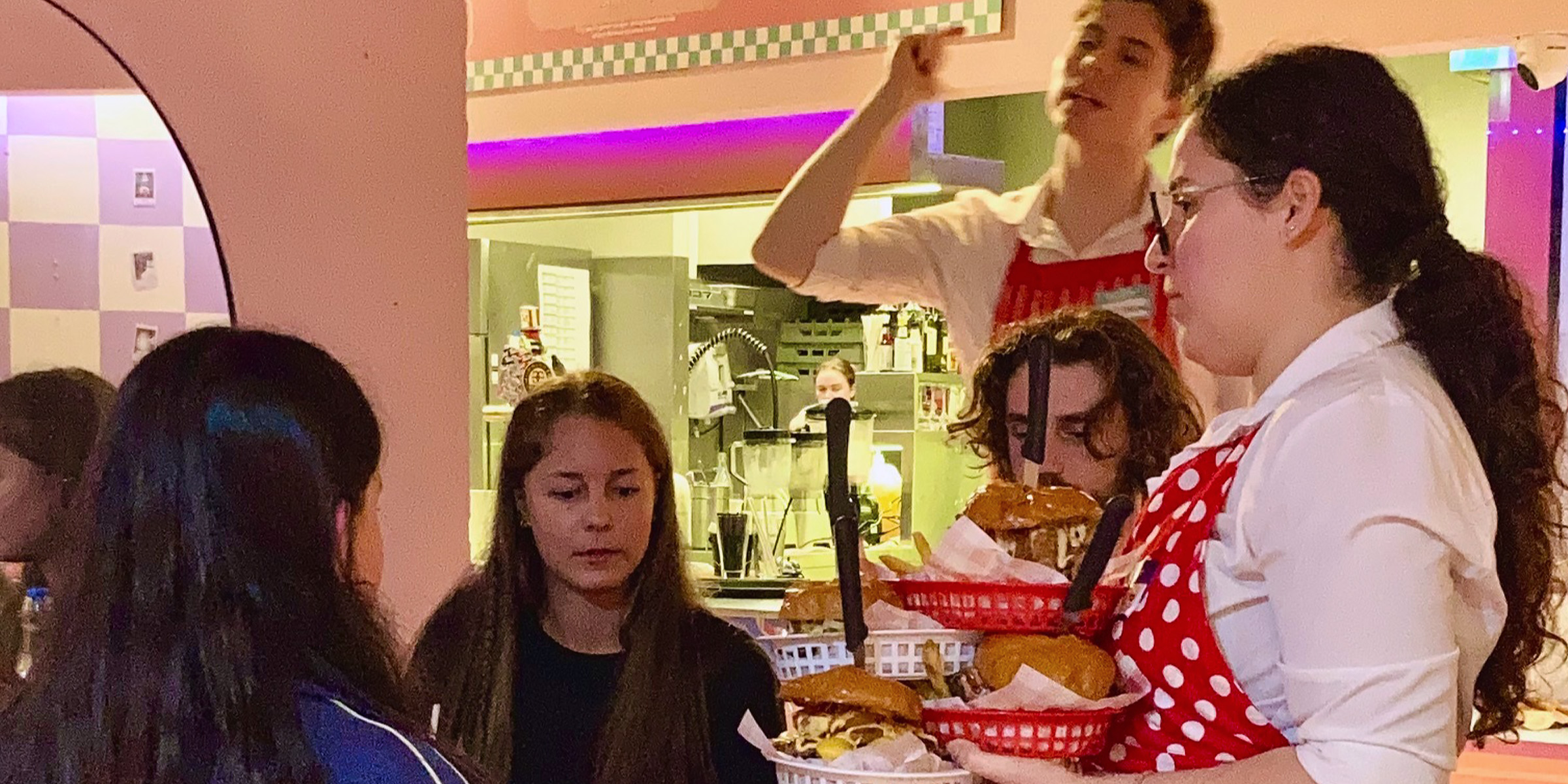 Angespanntes Personal und Gäste in einem Restaurant | Quelle: Getty Images