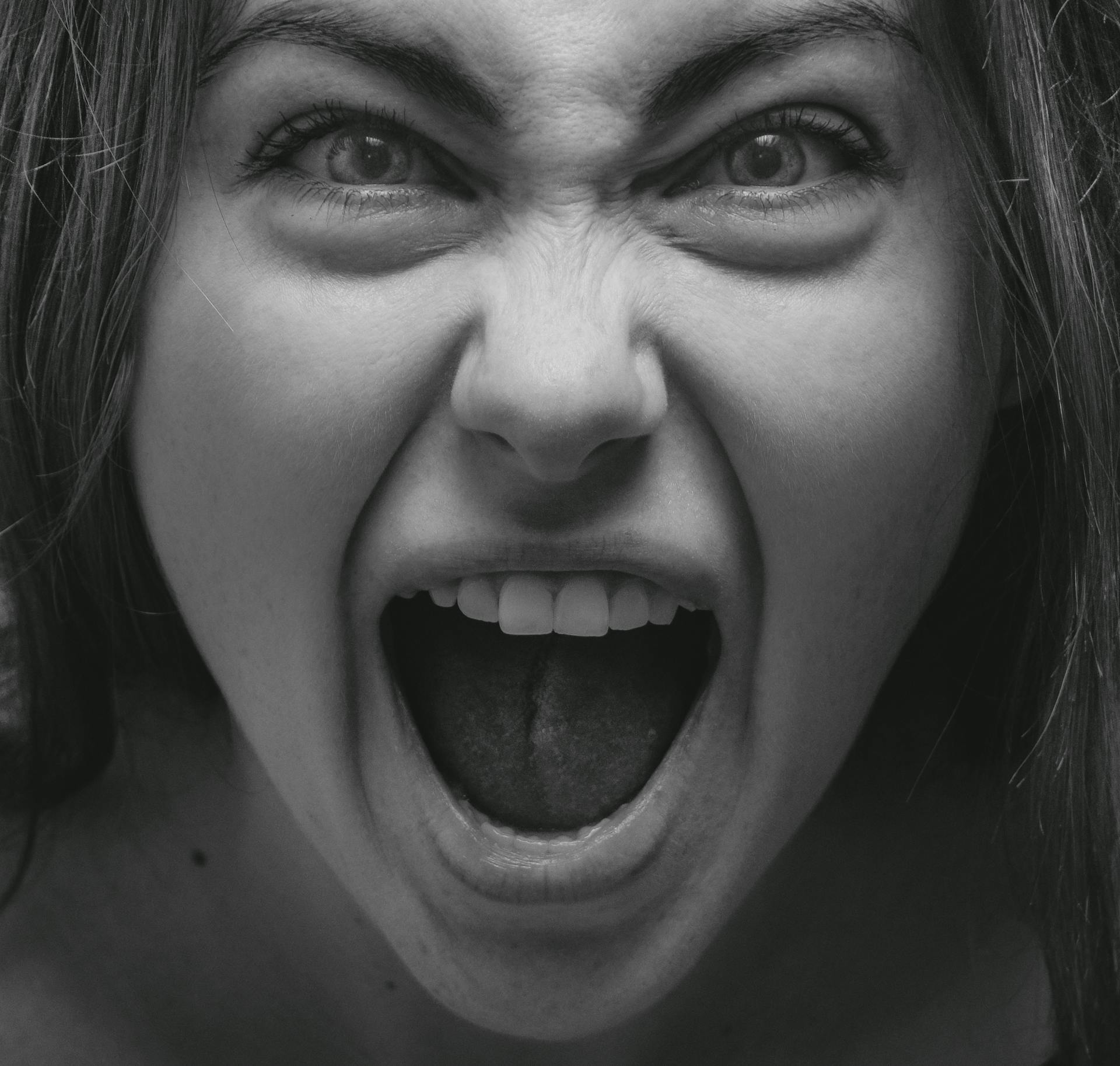 Eine Frau, die wütend spricht | Quelle: Pexels