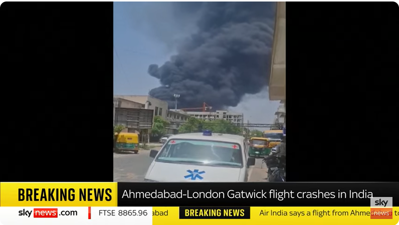 Bildmaterial, das den Rauch des abgestürzten Flugzeugs zeigt, aus einem Beitrag vom 12. Juni 2025 | Quelle: Youtube/@SkyNews