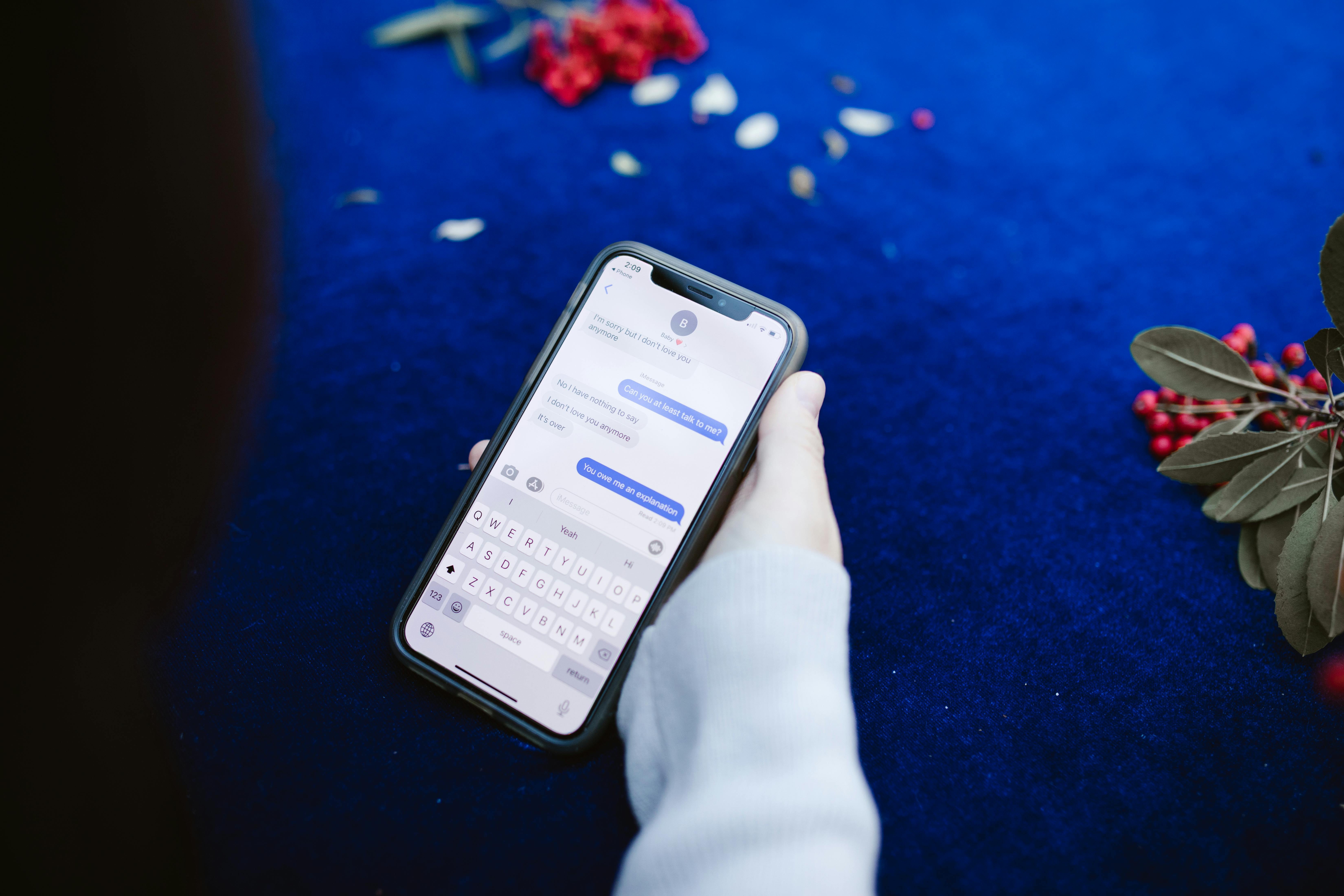 Eine Person, die ihr Handy für Textnachrichten offen hält | Quelle: Pexels