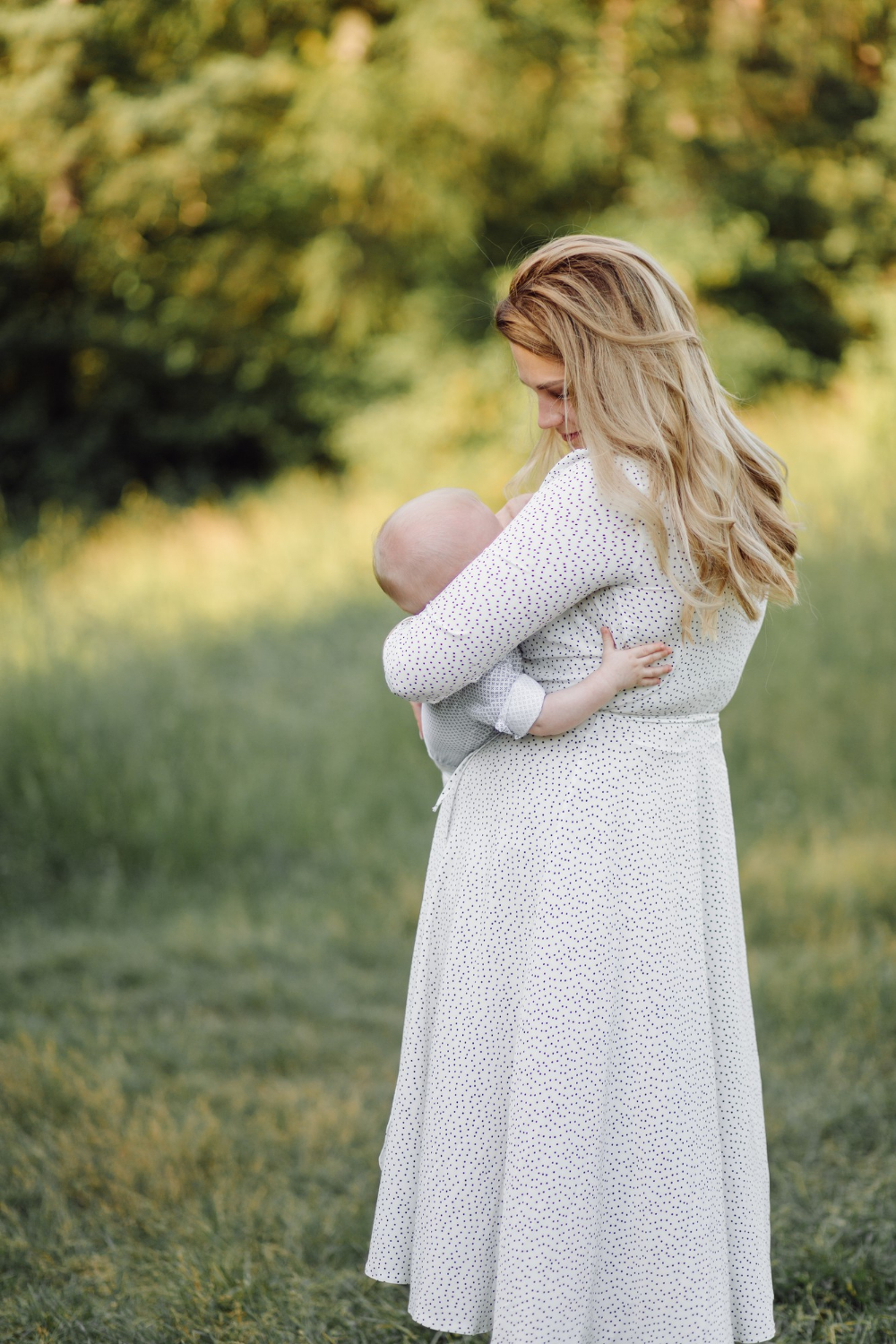 Eine Frau hält ein Baby | Quelle: Freepik