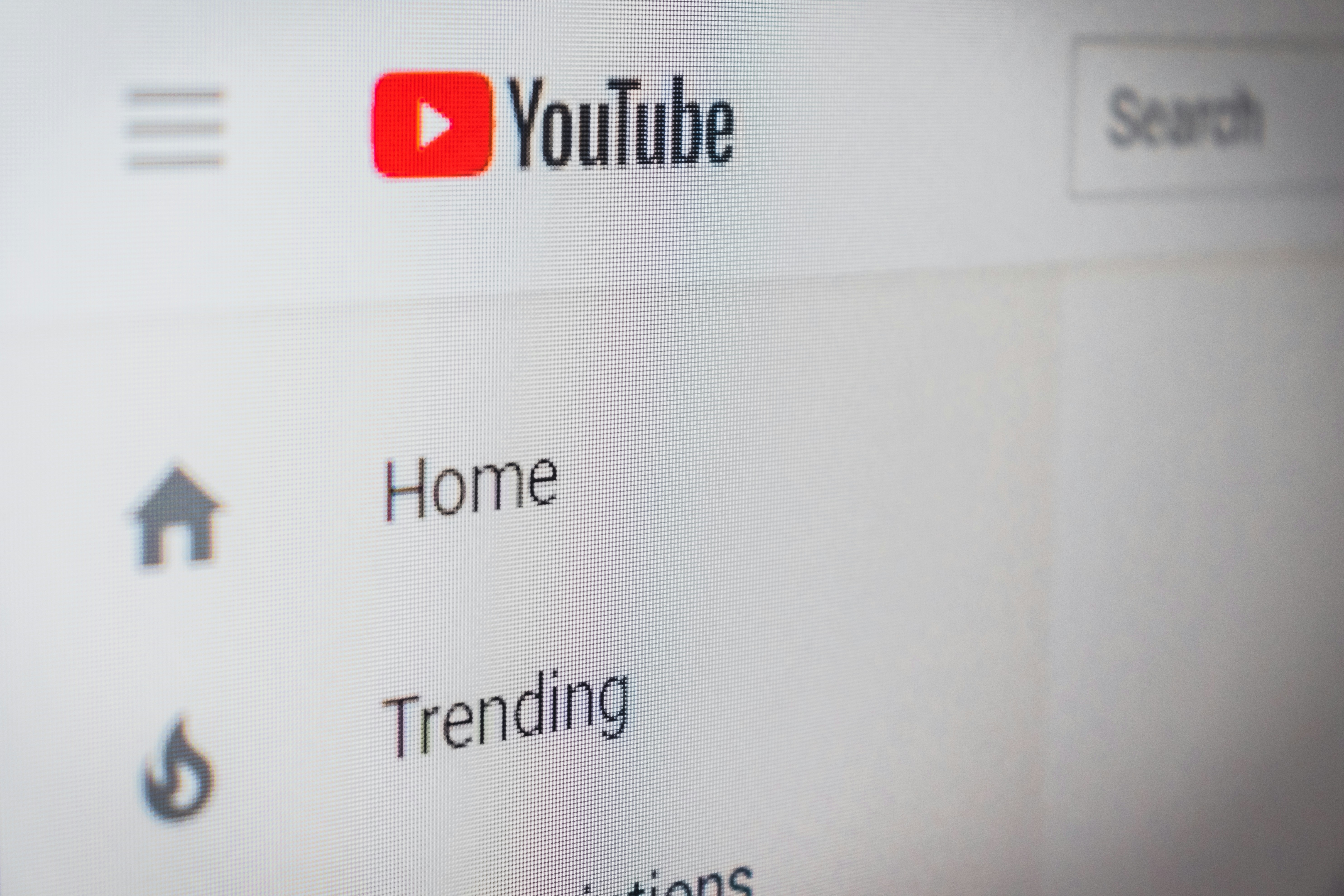 Ein Laptop-Bildschirm zeigt YouTube | Quelle: Unsplash