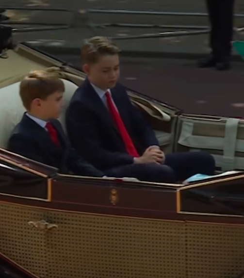 Prinz Louis und Prinz George fahren in ihrer Pferdekutsche während des Trooping the Colour, aufgenommen am 14. Juni 2025. | Quelle: Facebook/The Sun