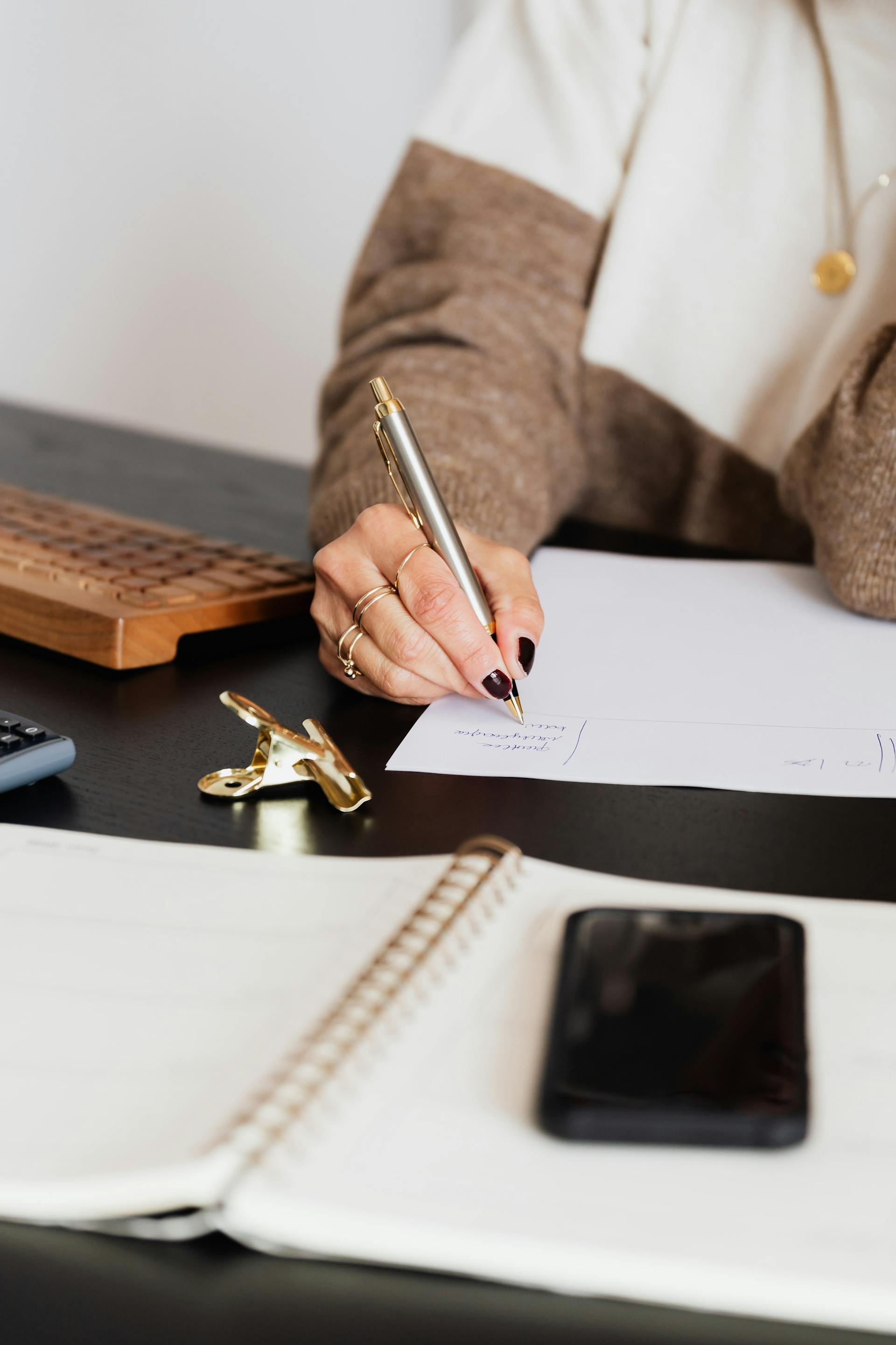 Eine Frau, die auf ein Papier schreibt | Quelle: Pexels