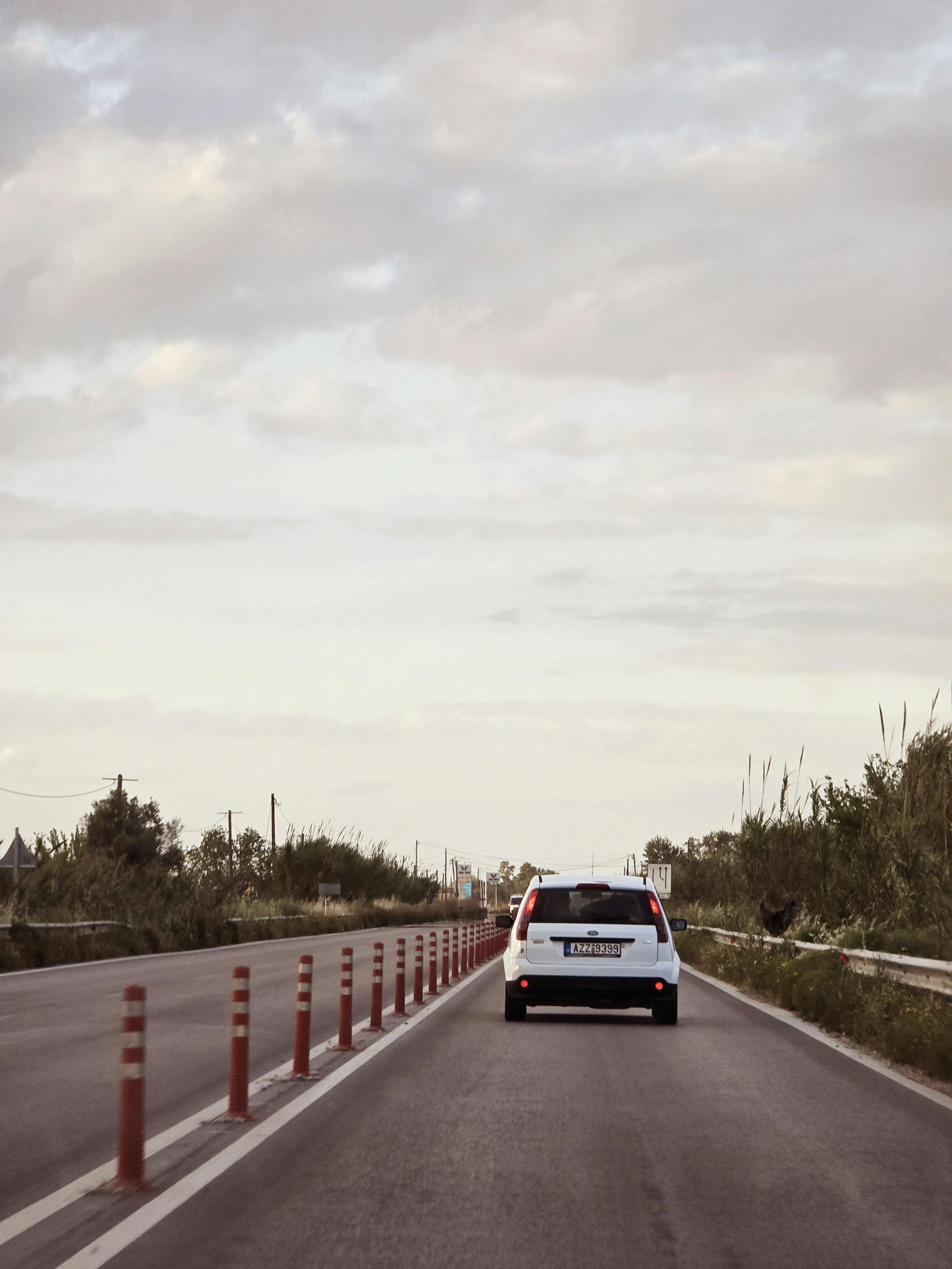 Ein Auto fährt auf einer Straße | Quelle: Pexels