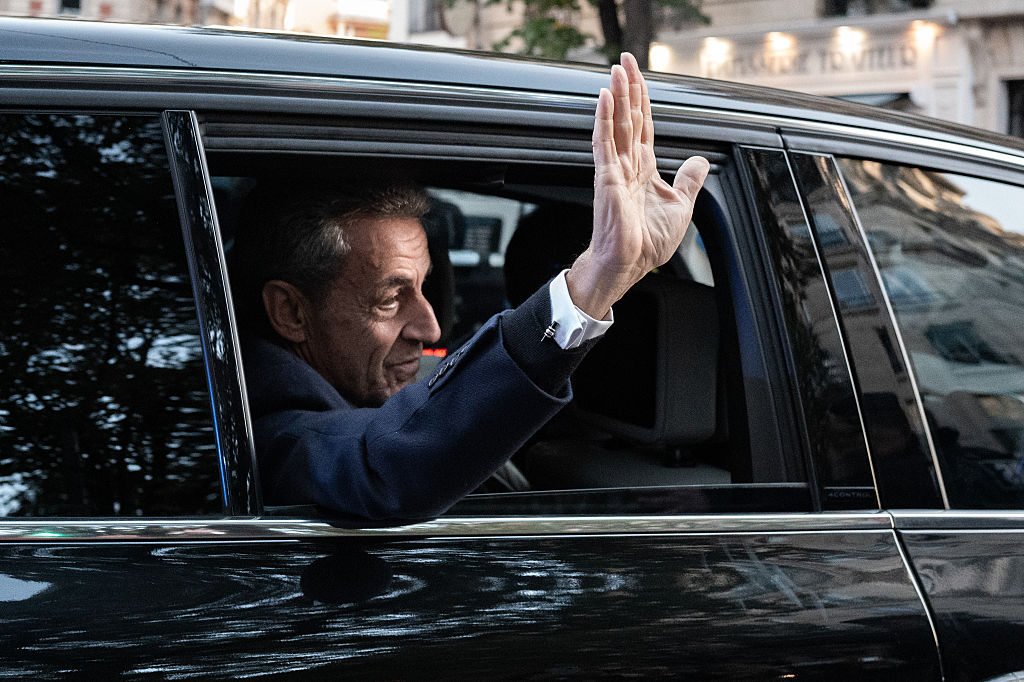 Der ehemalige französische Präsident Nicolas Sarkozy winkt seinen Fans zu, als er seine Wohnung verlässt, um sich im Gefängnis La Sante einzufinden, wo er eine fünfjährige Haftstrafe absitzen muss | Quelle: Getty Images