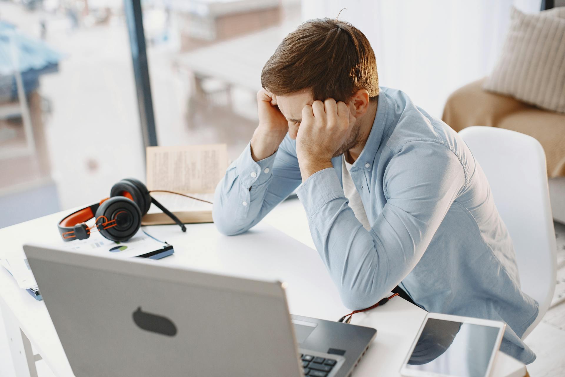 Ein gestresster Mann in seinem Büro | Quelle: Pexels