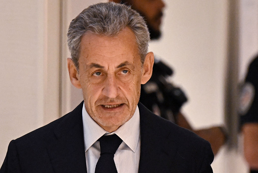 Der ehemalige französische Präsident Nicolas Sarkozy kommt am 25. September 2025 zum Urteil in seinem Prozess wegen illegaler Wahlkampffinanzierung aus Libyen für seine erfolgreiche Präsidentschaftskandidatur 2007 im Gerichtsgebäude Tribunal de Paris in Paris an. | Quelle: Getty Images