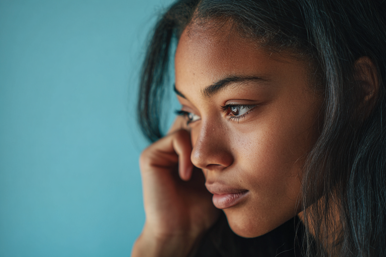 Ein nachdenkliches Teenager-Mädchen | Quelle: Midjourney