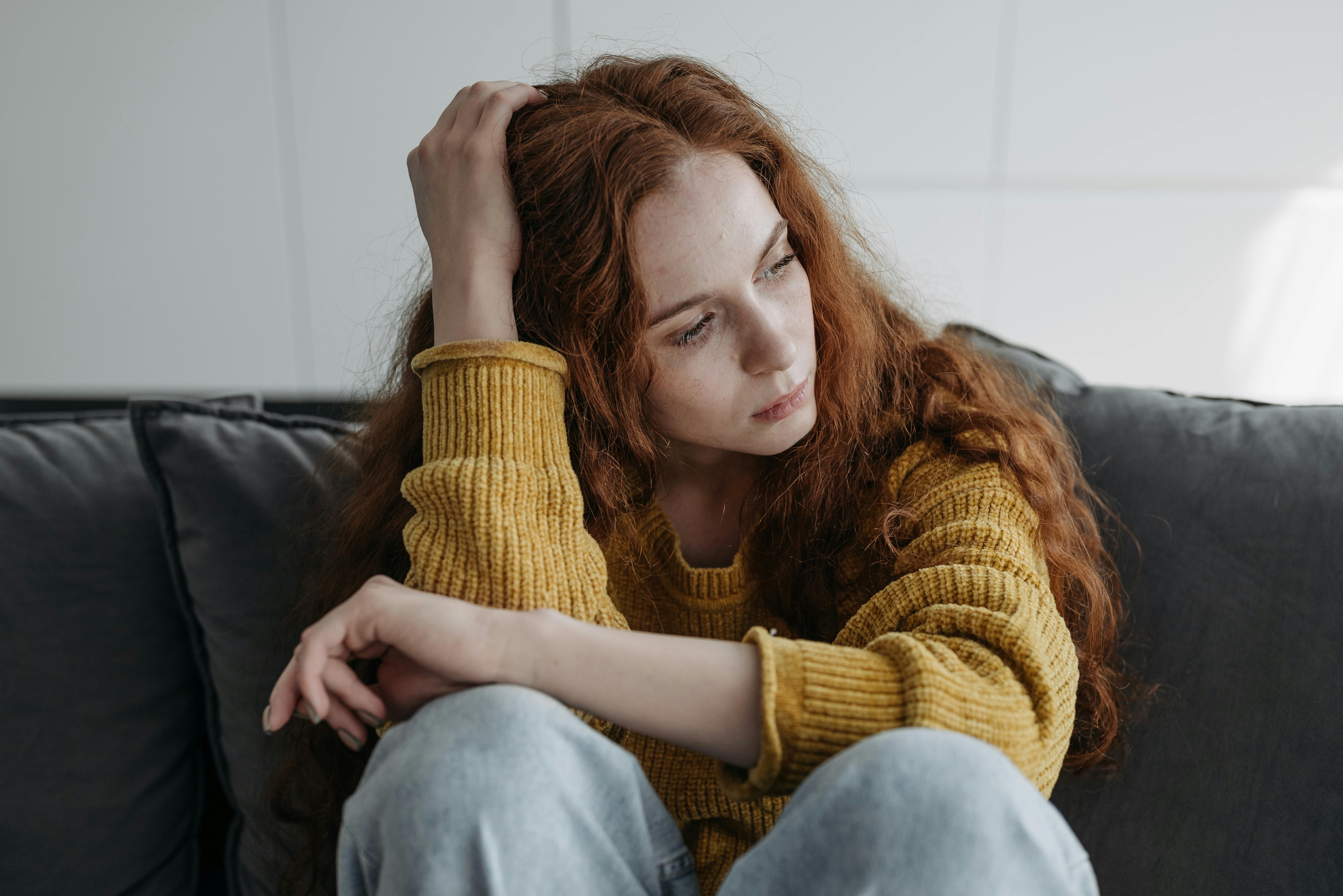 Eine Frau sitzt auf einer Couch | Quelle: Pexels