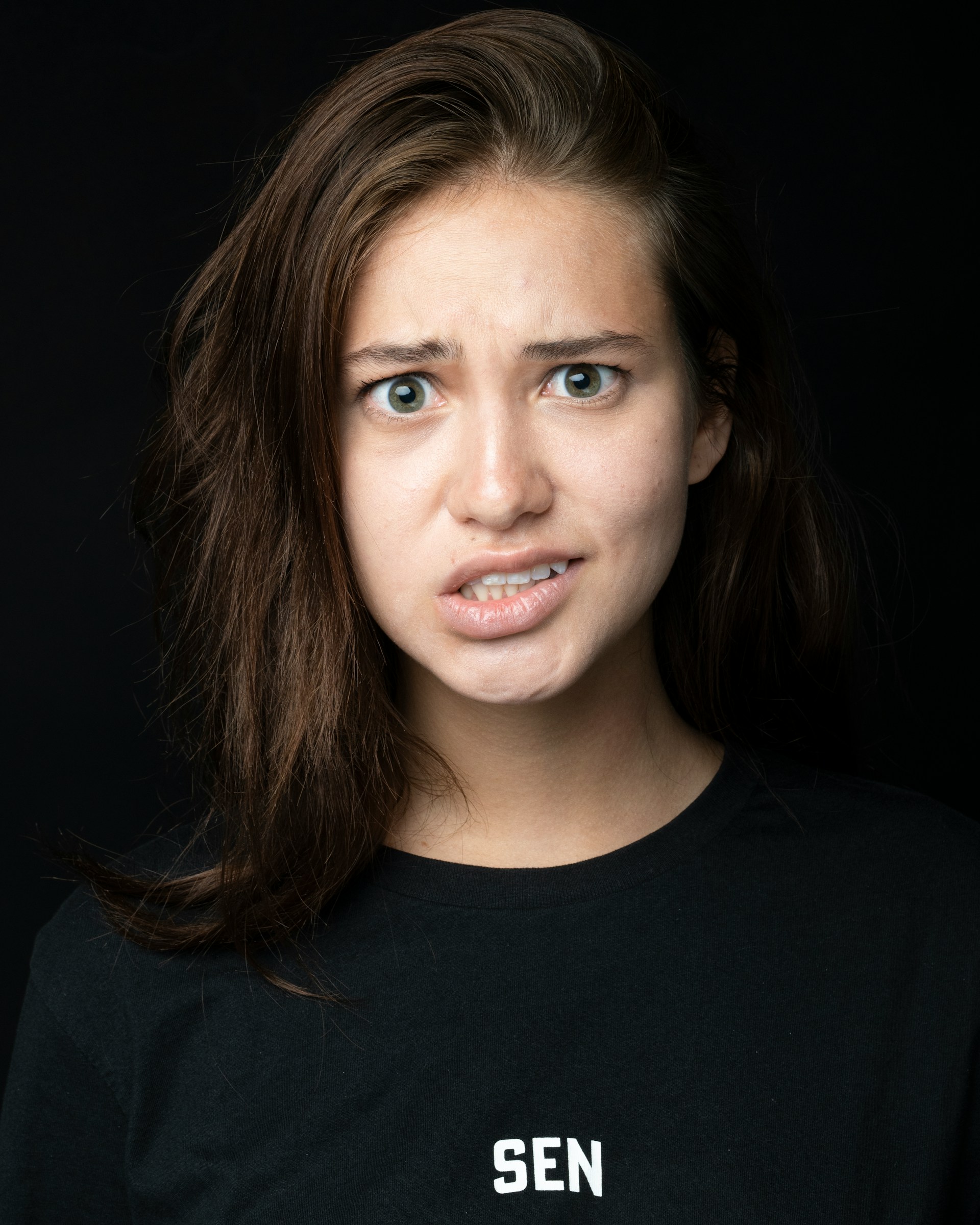 Eine verwirrte Frau, die ein Gesicht zieht | Quelle: Unsplash