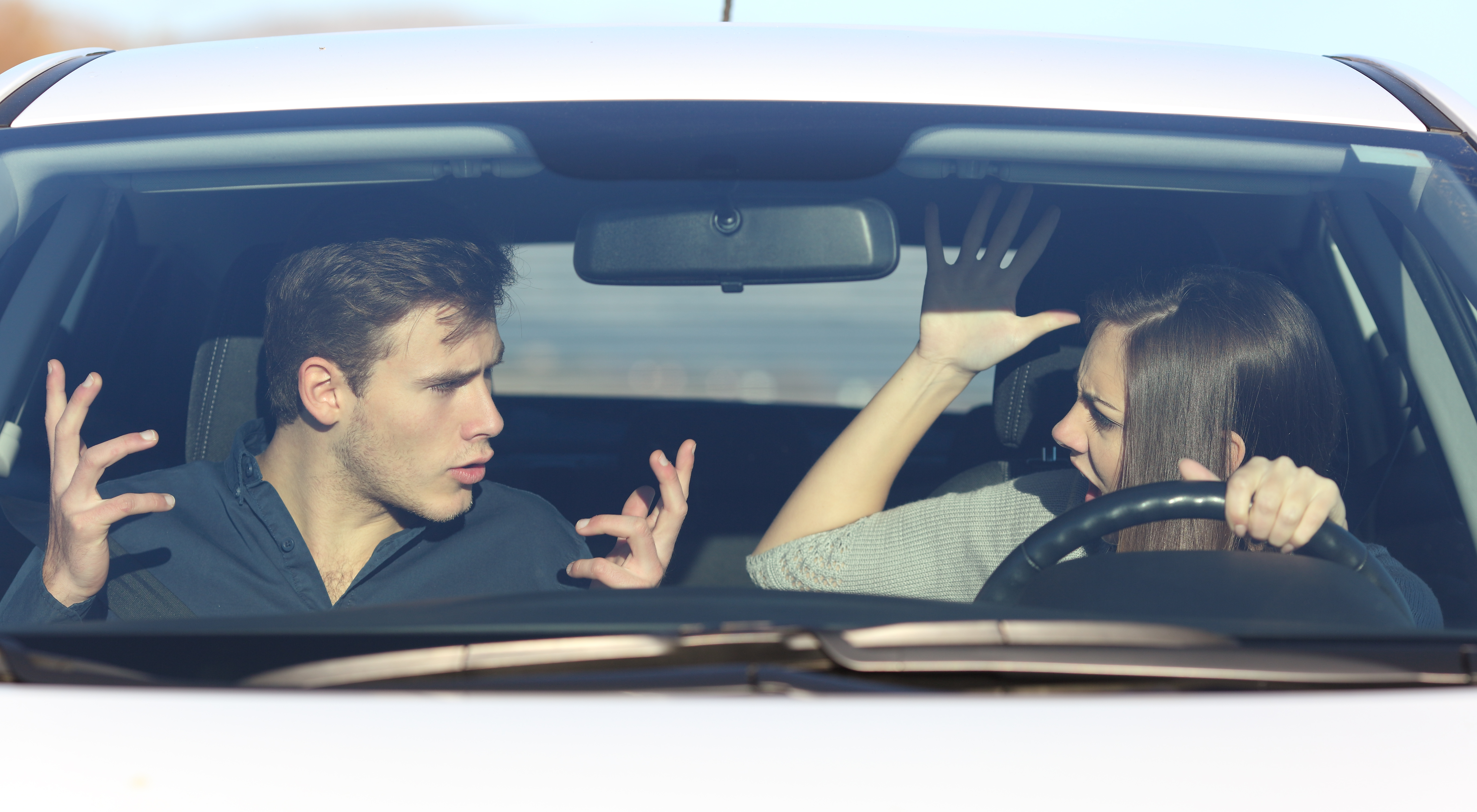 Ein streitendes Paar, während sie ein Auto fährt | Quelle: Getty Images