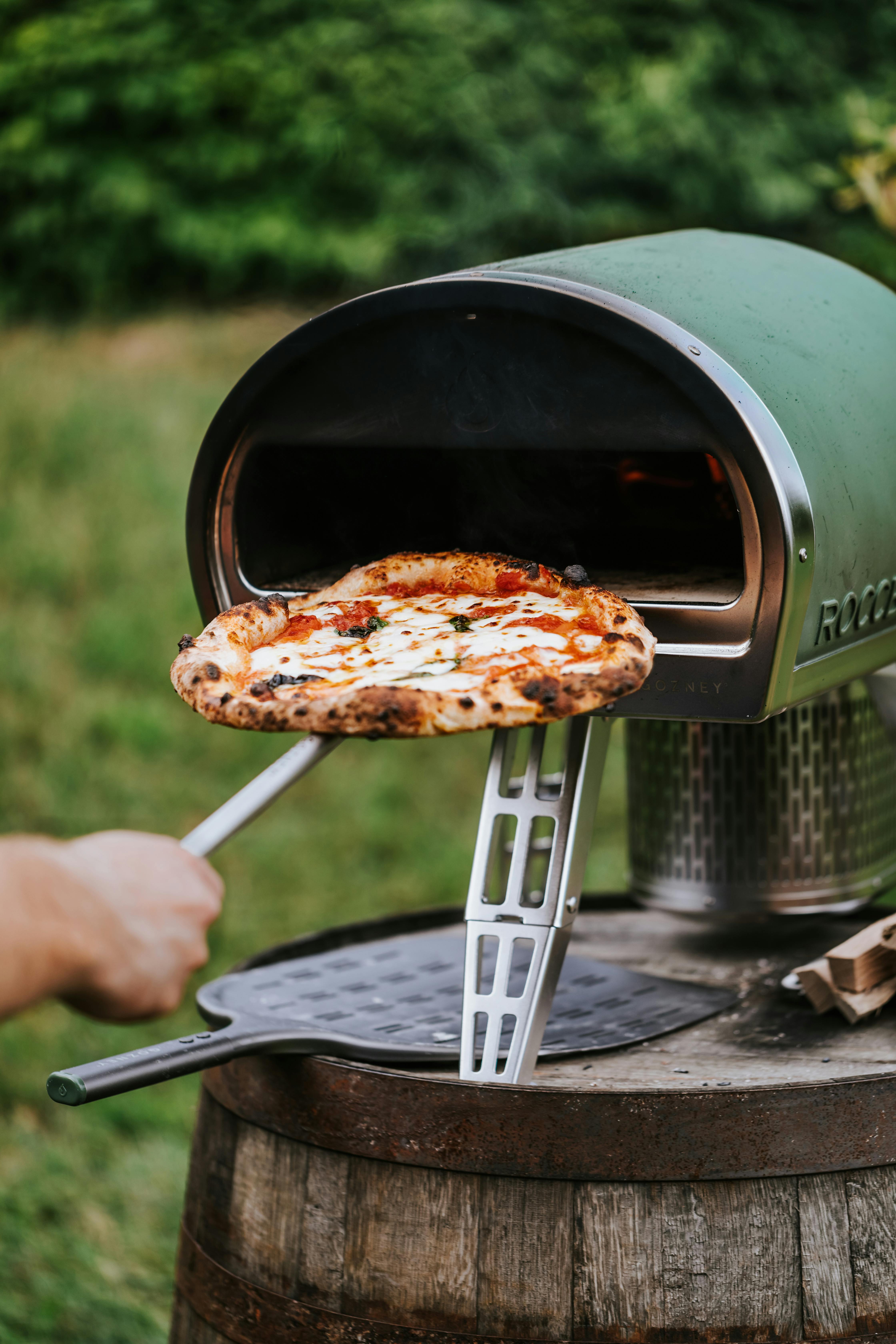 Eine Person, die einen Pizzaofen zu Hause benutzt | Quelle: Pexels