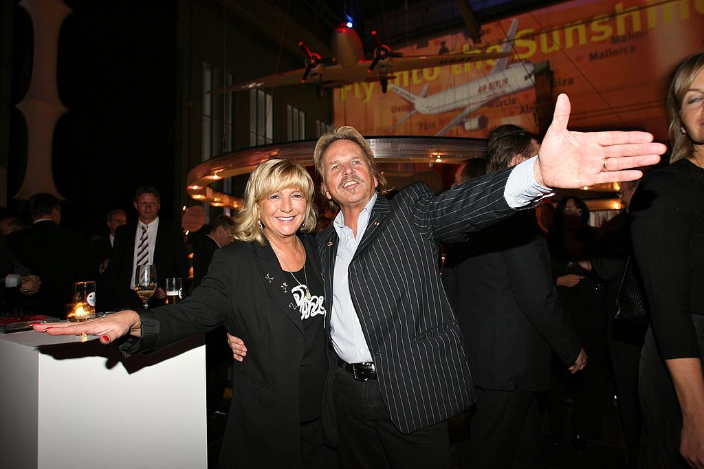 Frank Zander mit seiner Frau Evy bei „Fly Into The Sunshine“ Air Berlin Medienkonferenz im Hangar 2 im Event Center Tempelhof Flughafen Berlin | Quelle: Getty Images
