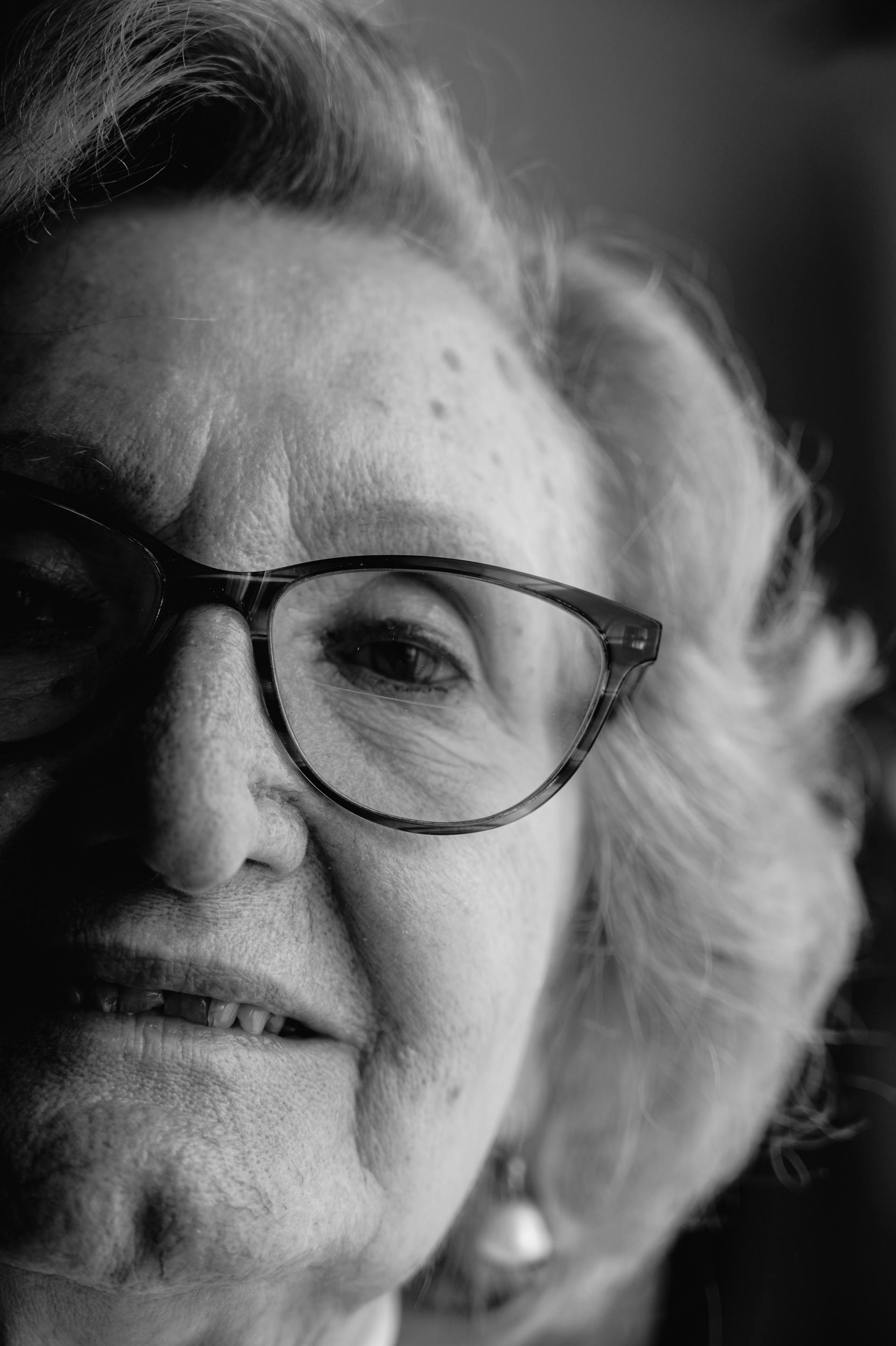 Ein Schwarz-Weiß-Porträt einer älteren Frau mit Brille | Quelle: Pexels