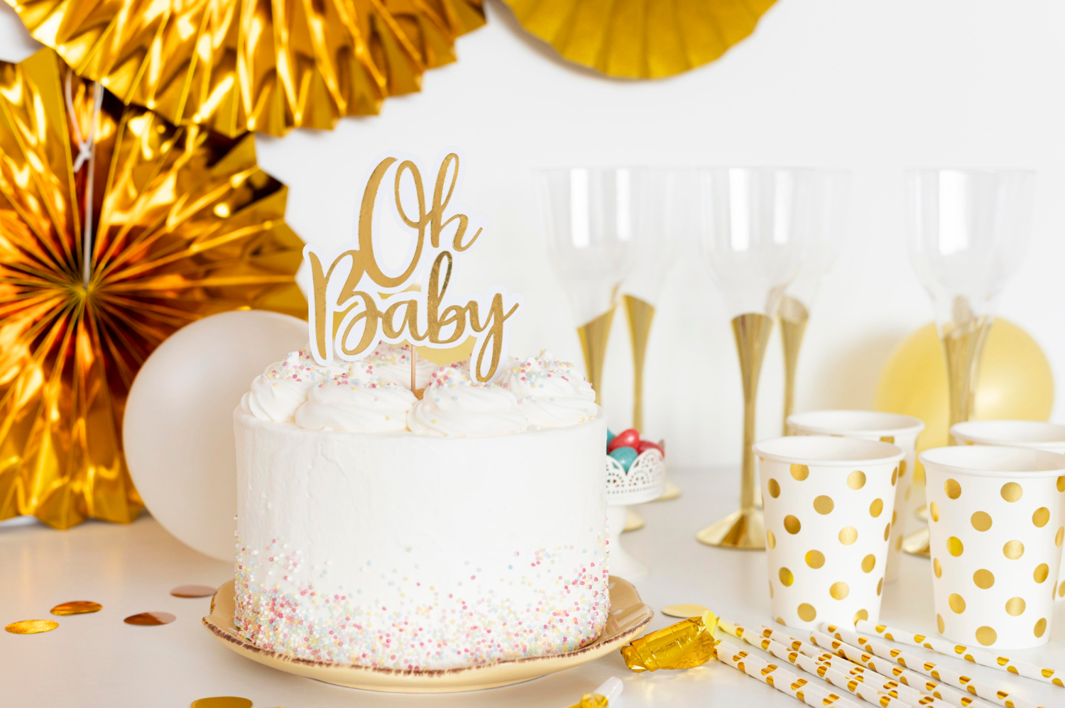 Ein Kuchen auf einem Partytisch | Quelle: Freepik
