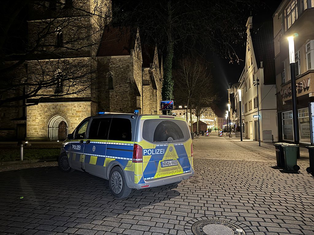 11. Dezember 2025, Herford: Ein Polizeiauto steht in der Nähe des Weihnachtsmarkts. | Quelle: Getty Images