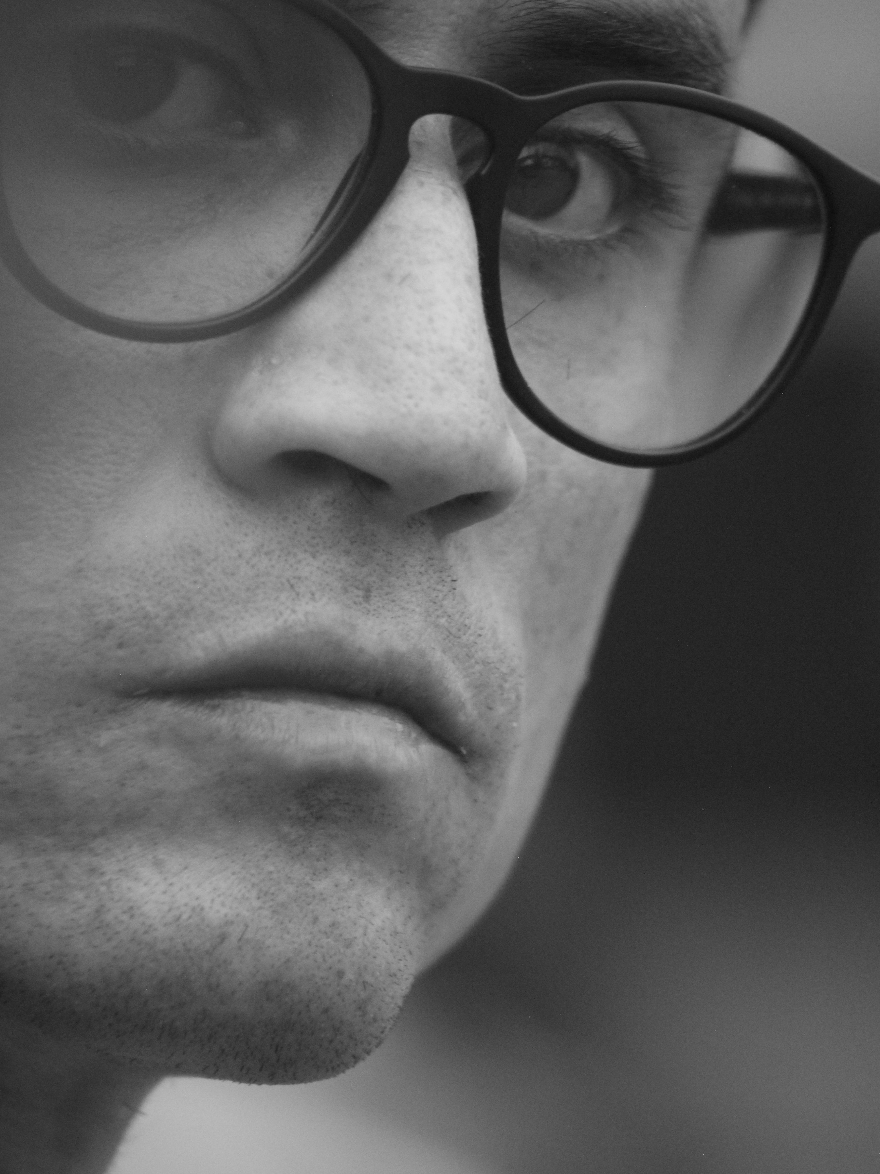 Ein ernster Mann | Quelle: Pexels