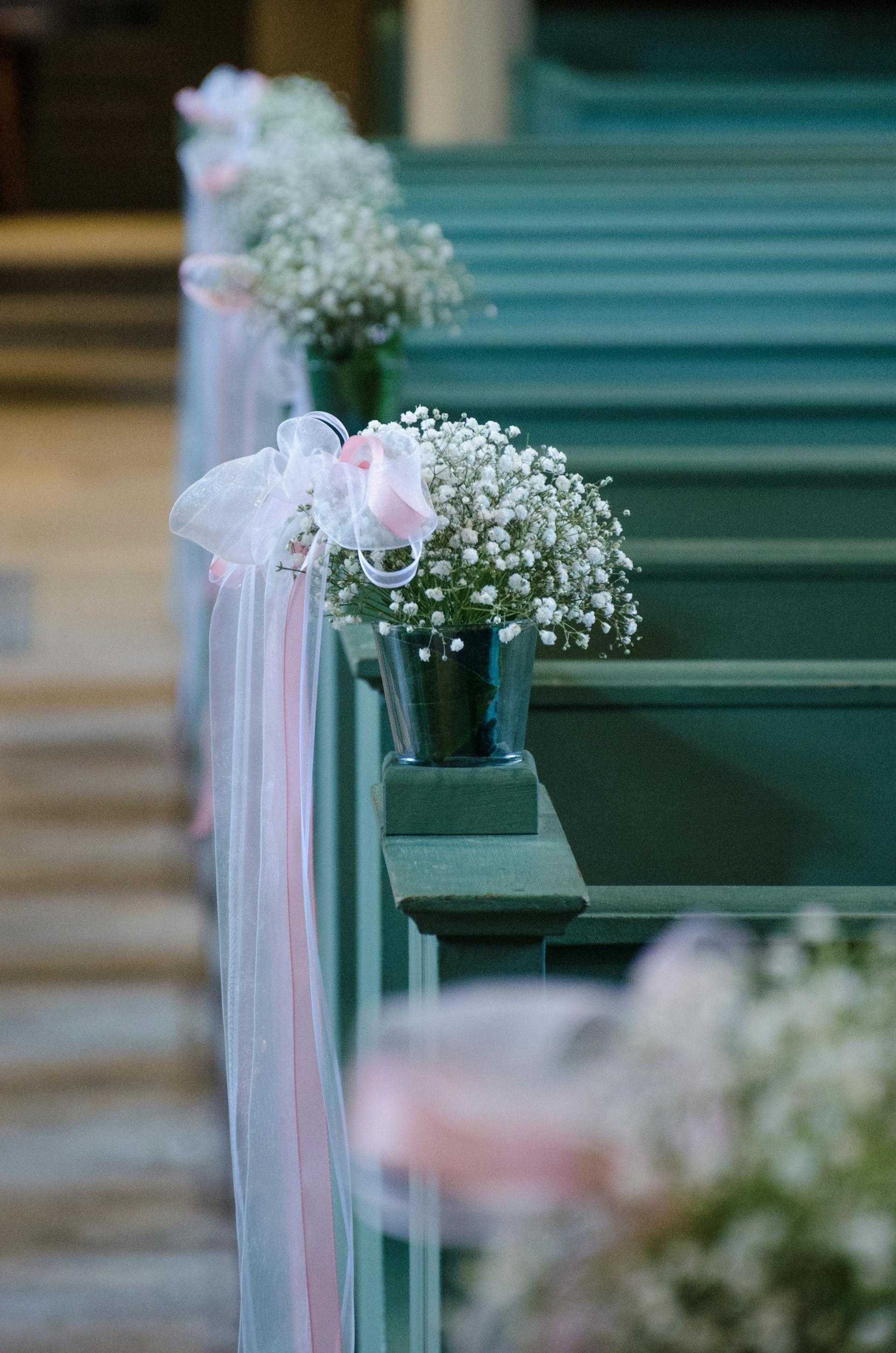 Für eine Hochzeit dekorierte Kirchenbänke | Quelle: Pexels