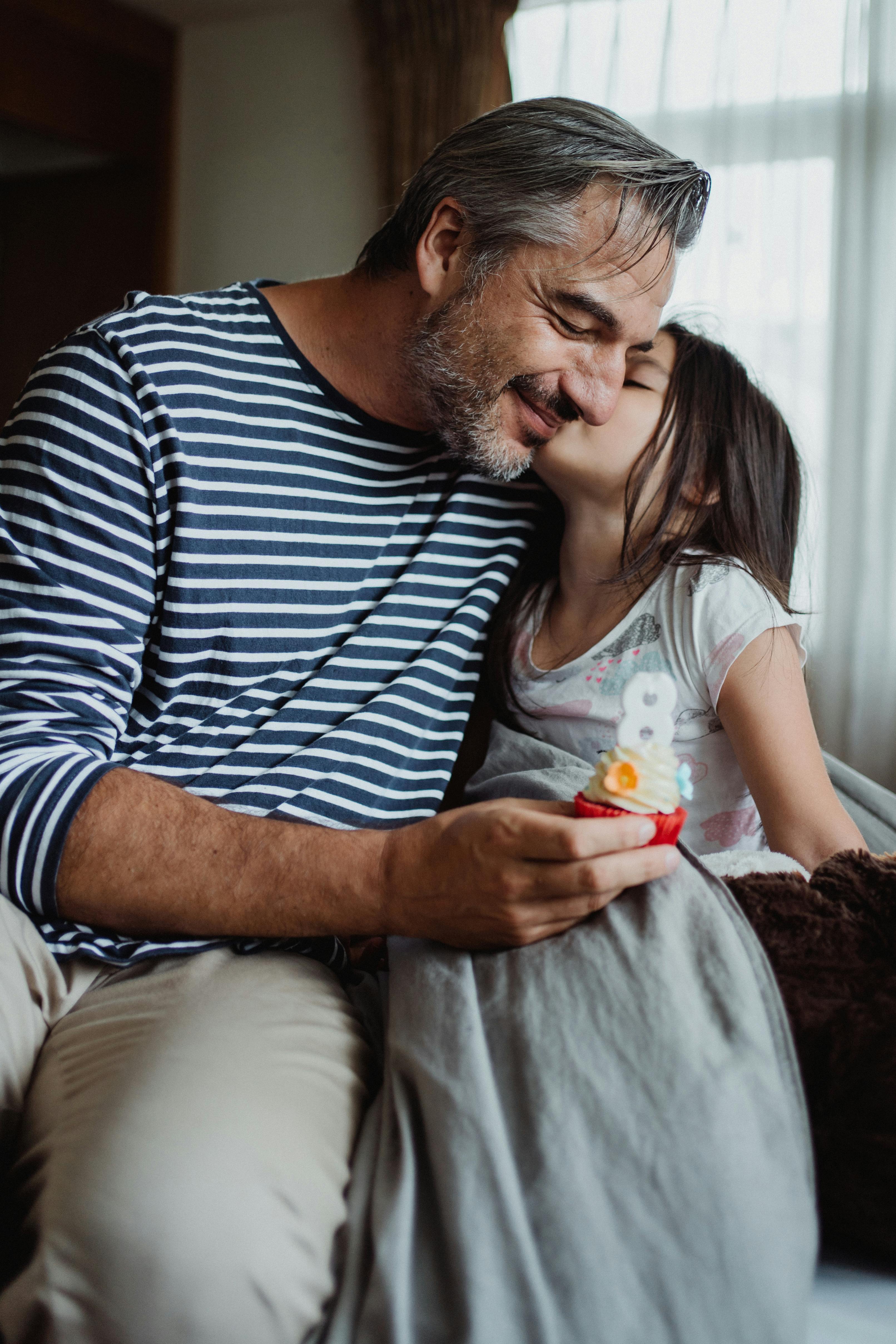 Ein Vater, der Zeit mit seiner Tochter verbringt | Quelle: Pexels