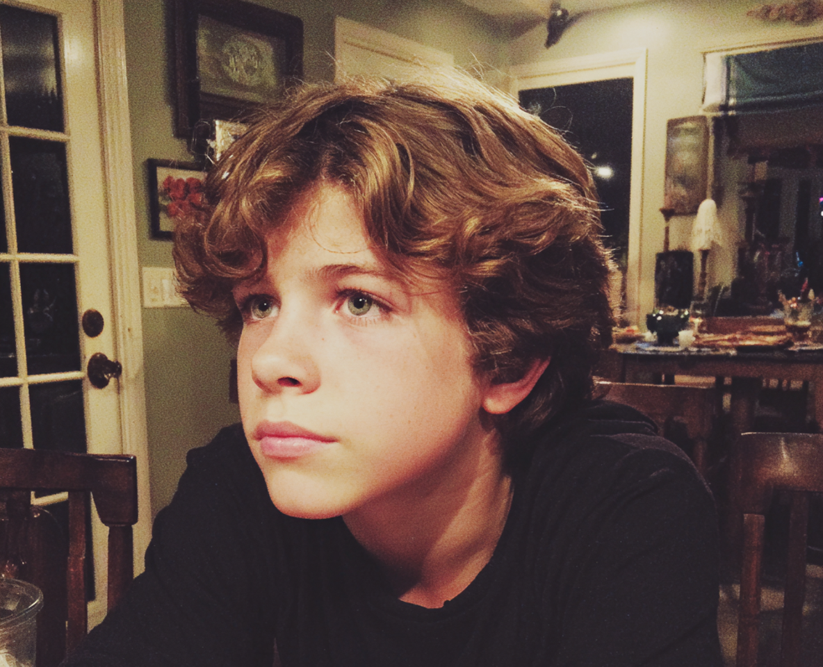 Ein nachdenklicher Junge | Quelle: Midjourney