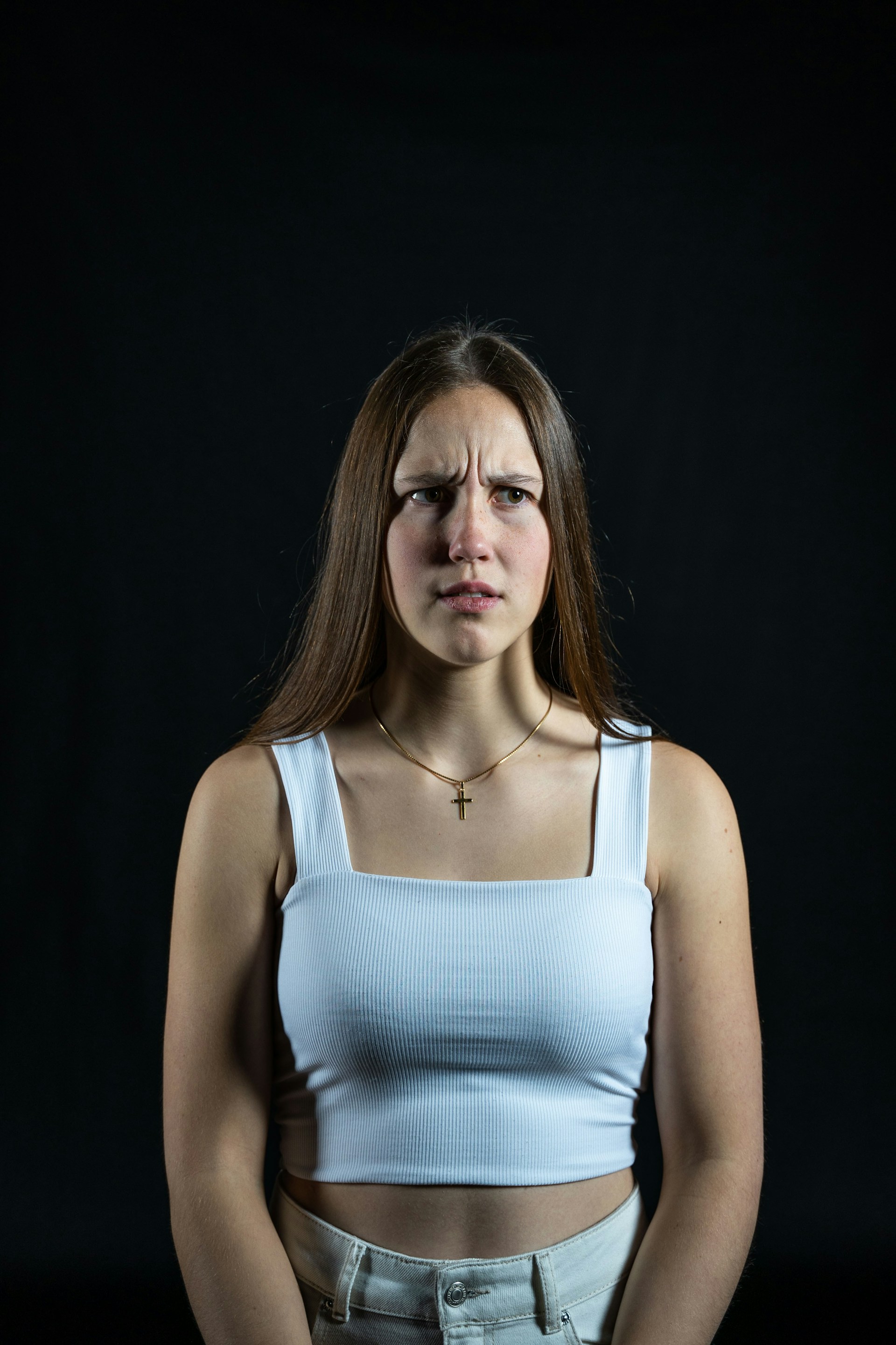 Eine Frau, die jemanden mit einem verwirrten Stirnrunzeln anschaut | Quelle: Unsplash