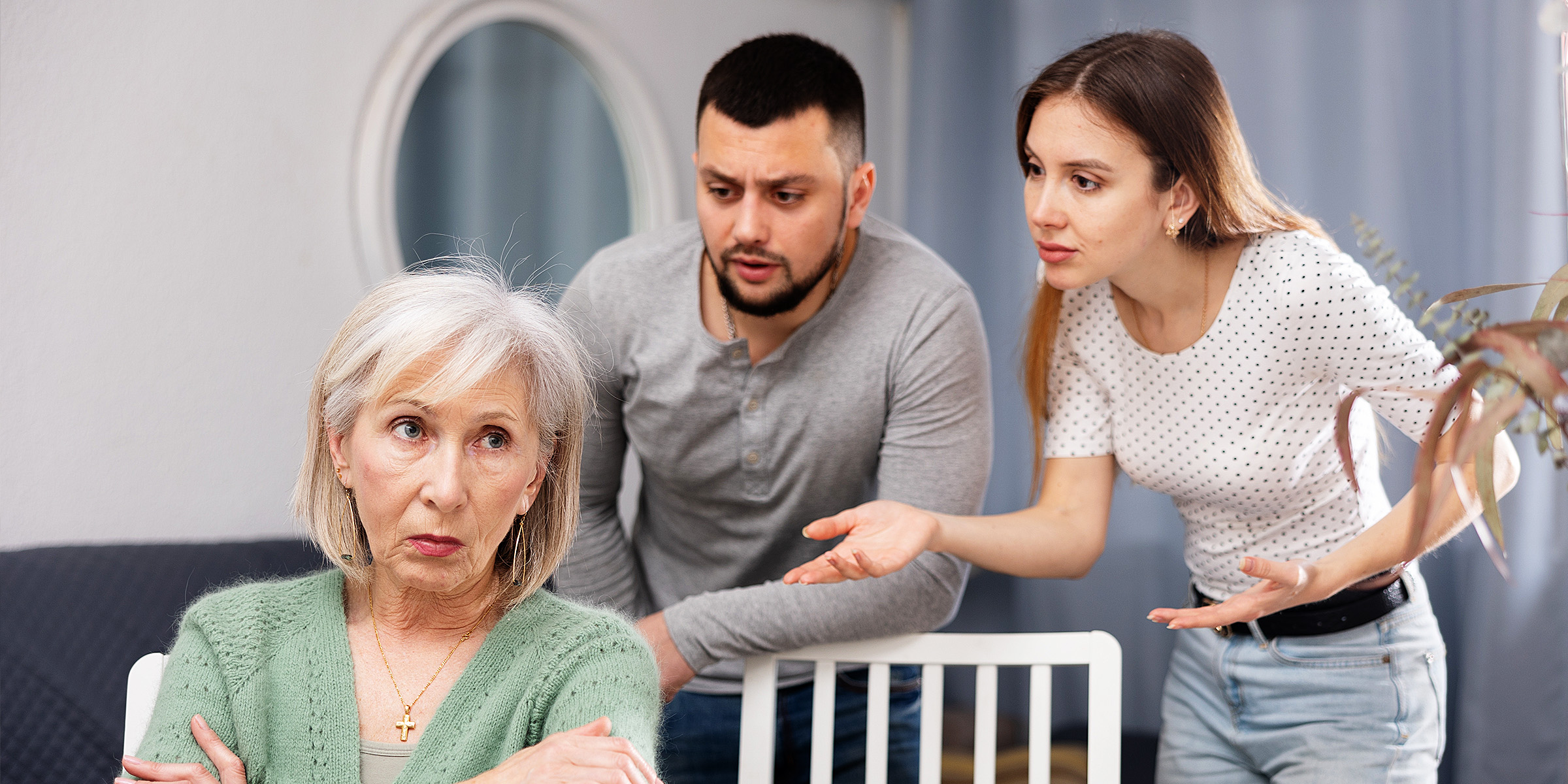 Ein Paar, das sich mit einer älteren Frau streitet | Quelle: Shutterstock