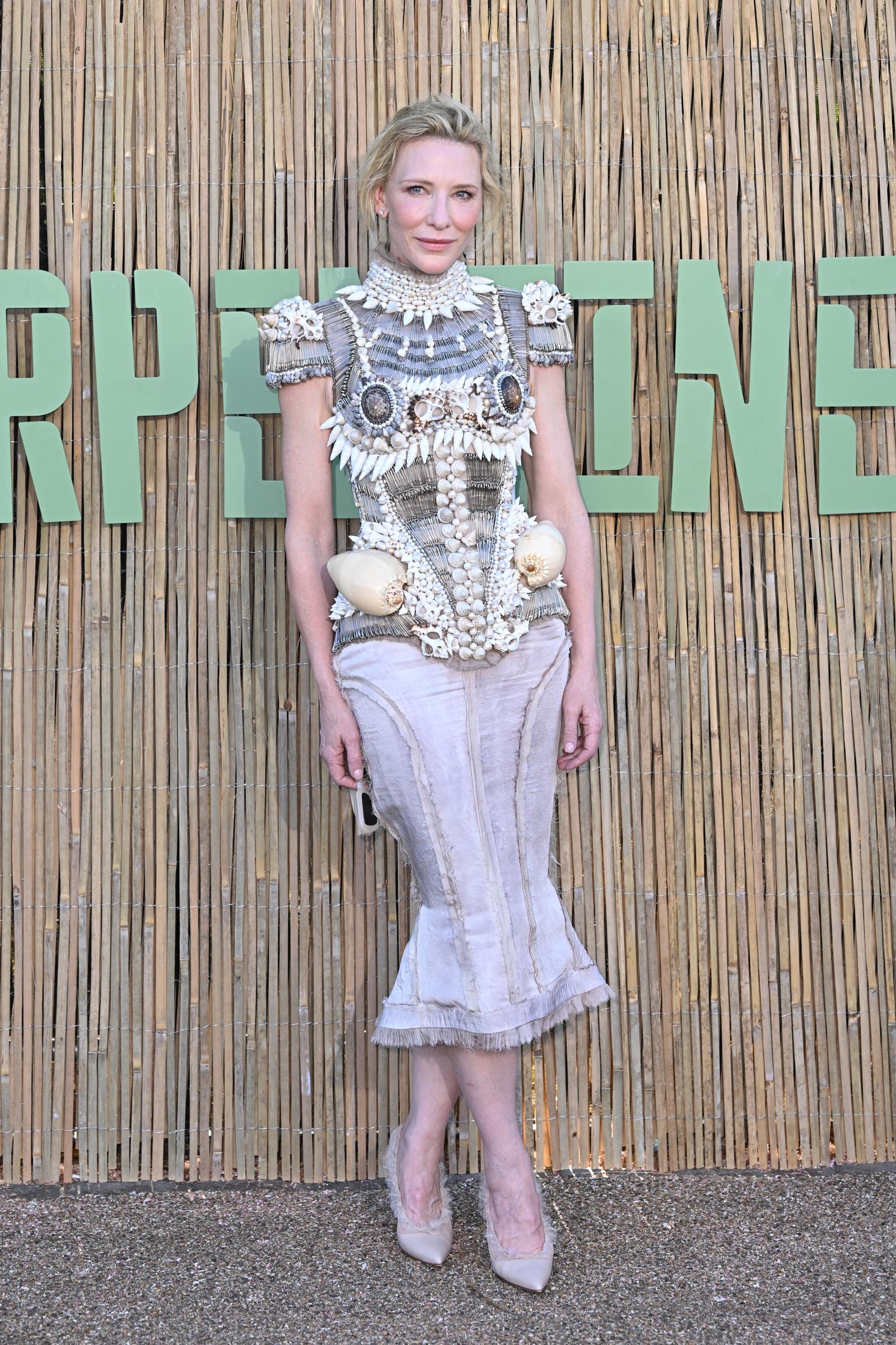 Das strukturierte Outfit bestand aus einem skulpturalen Mieder, das mit sorgfältig angeordneten Muscheln, Perlen und mehrschichtigen Details verziert war, die es wie eine tragbare Meeresrüstung aussehen ließen.