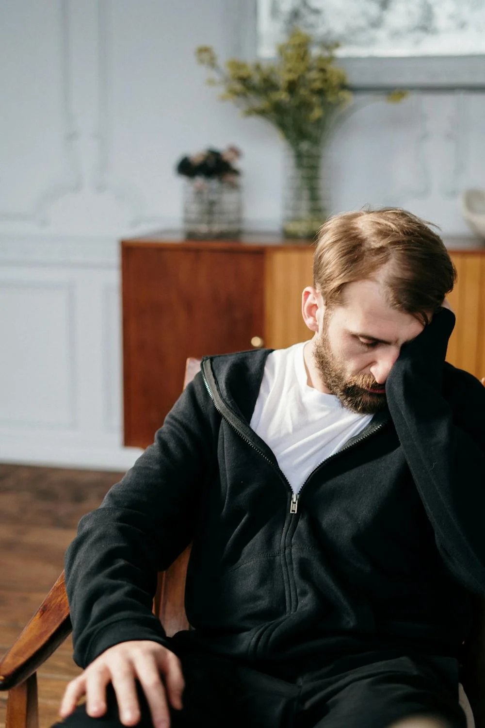 Ein trauriger Mann, der sich das Gesicht reibt | Quelle: Pexels