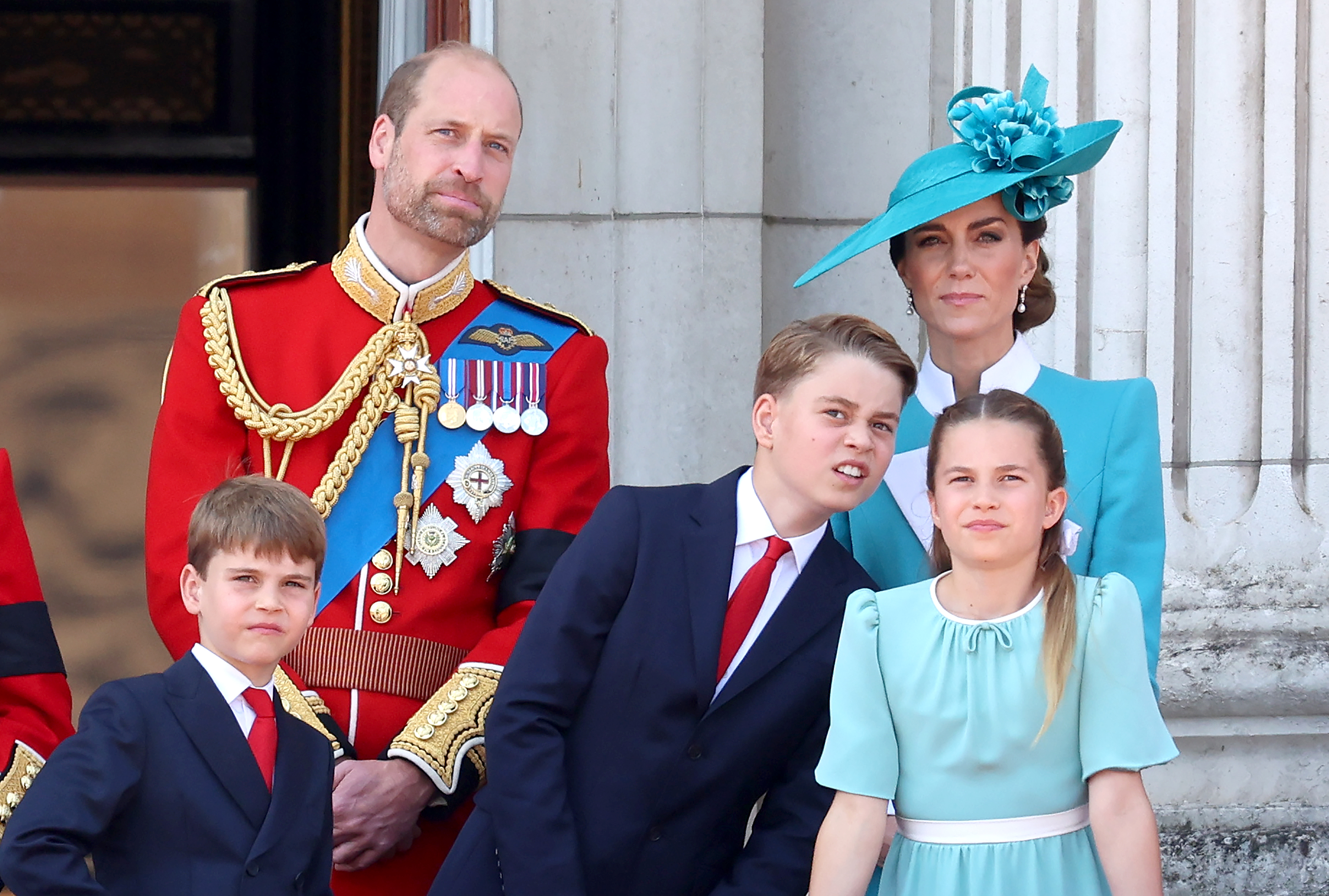 Der Prinz und die Prinzessin von Wales stehen während des Trooping the Colour 2025 auf dem Balkon des Buckingham Palace, zusammen mit ihren Kindern, Prinz George und Prinzessin Charlotte. Die Familie blickt auf die jubelnde Menge und fängt einen Moment des Prunks, des Stolzes und der Kontinuität im Herzen Londons ein, der ganz im Zeichen der königlichen Tradition steht.