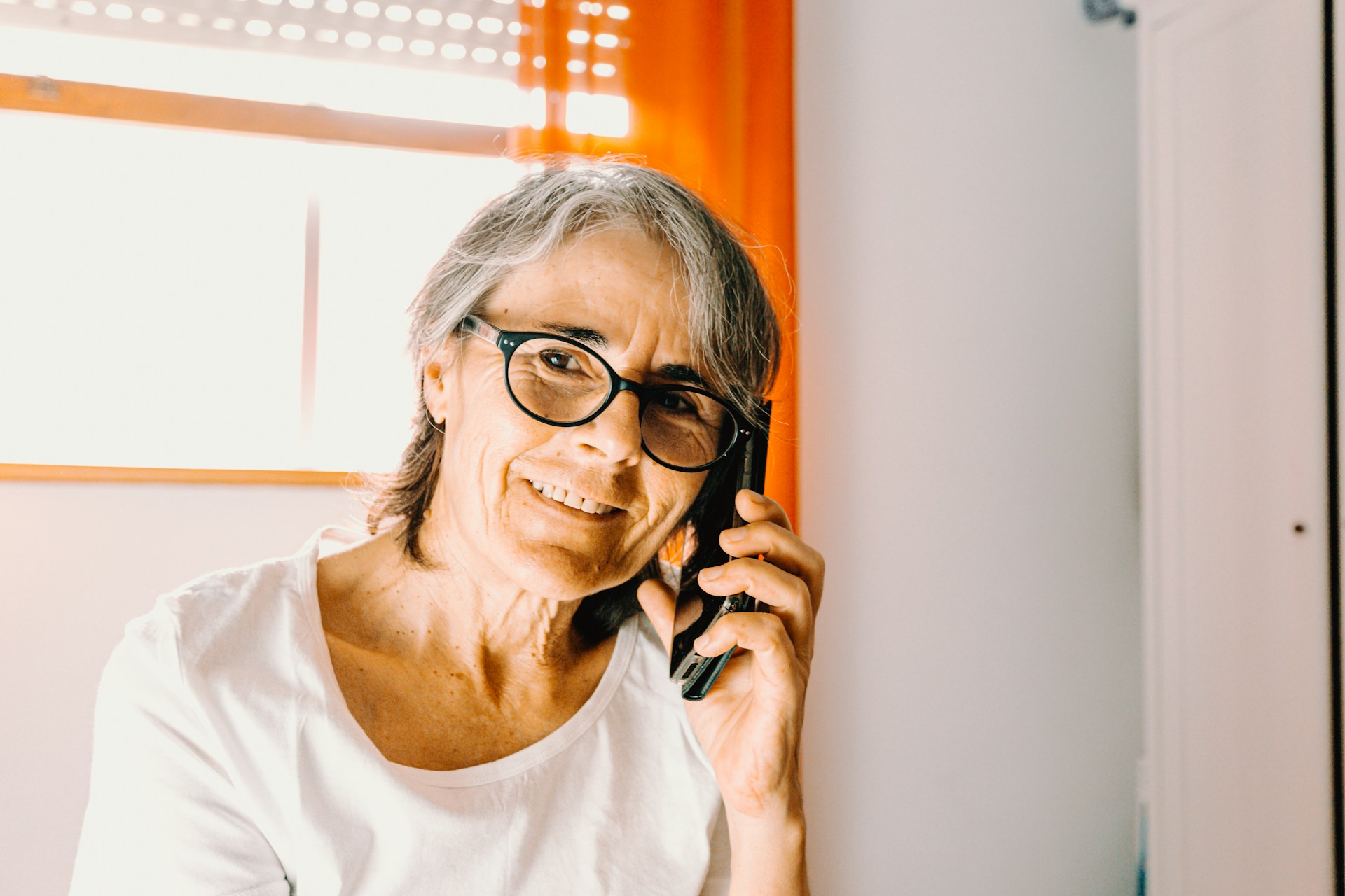 Eine Frau bei einem Anruf | Quelle: Unsplash